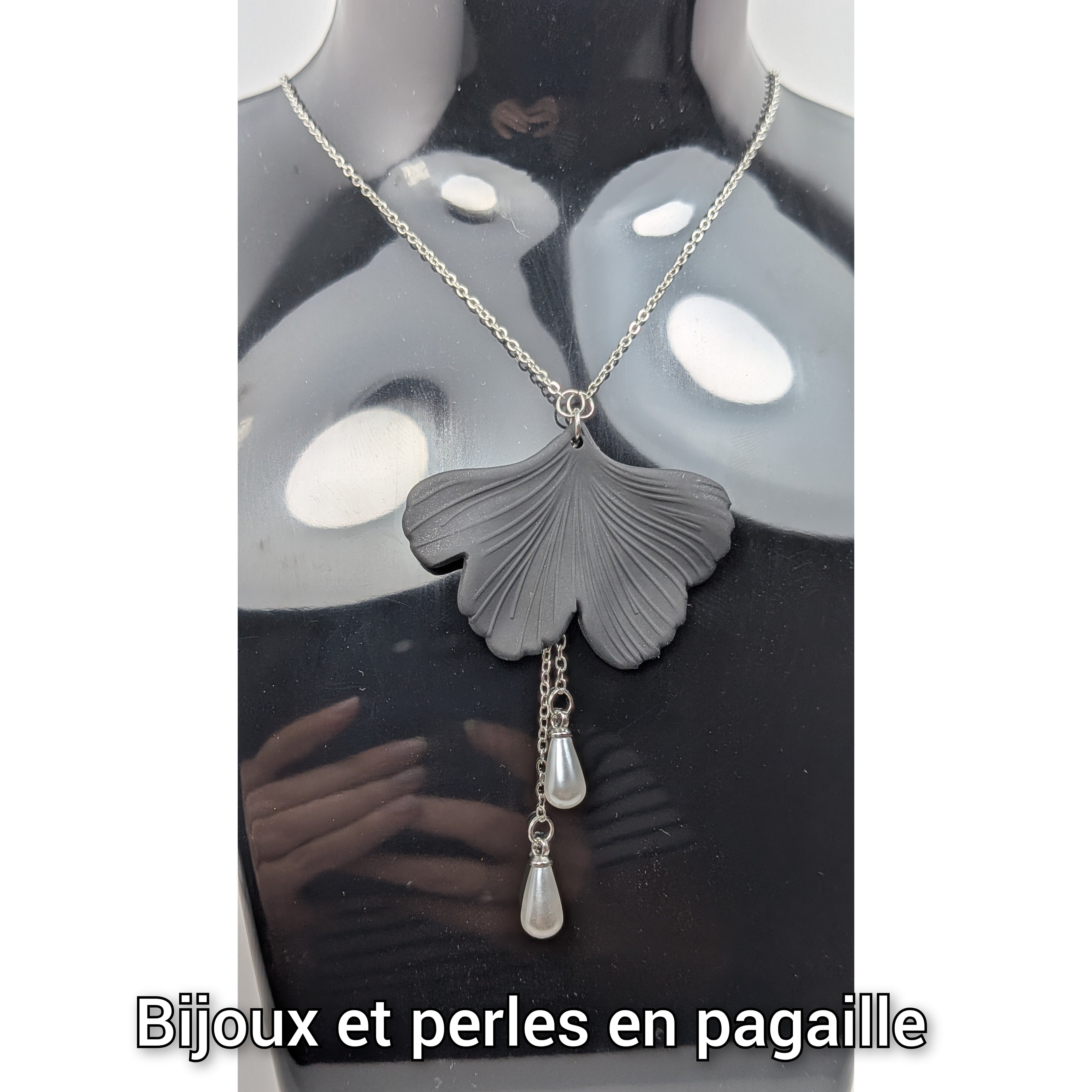 Collier noir Gingko en acier et perles acryliques
