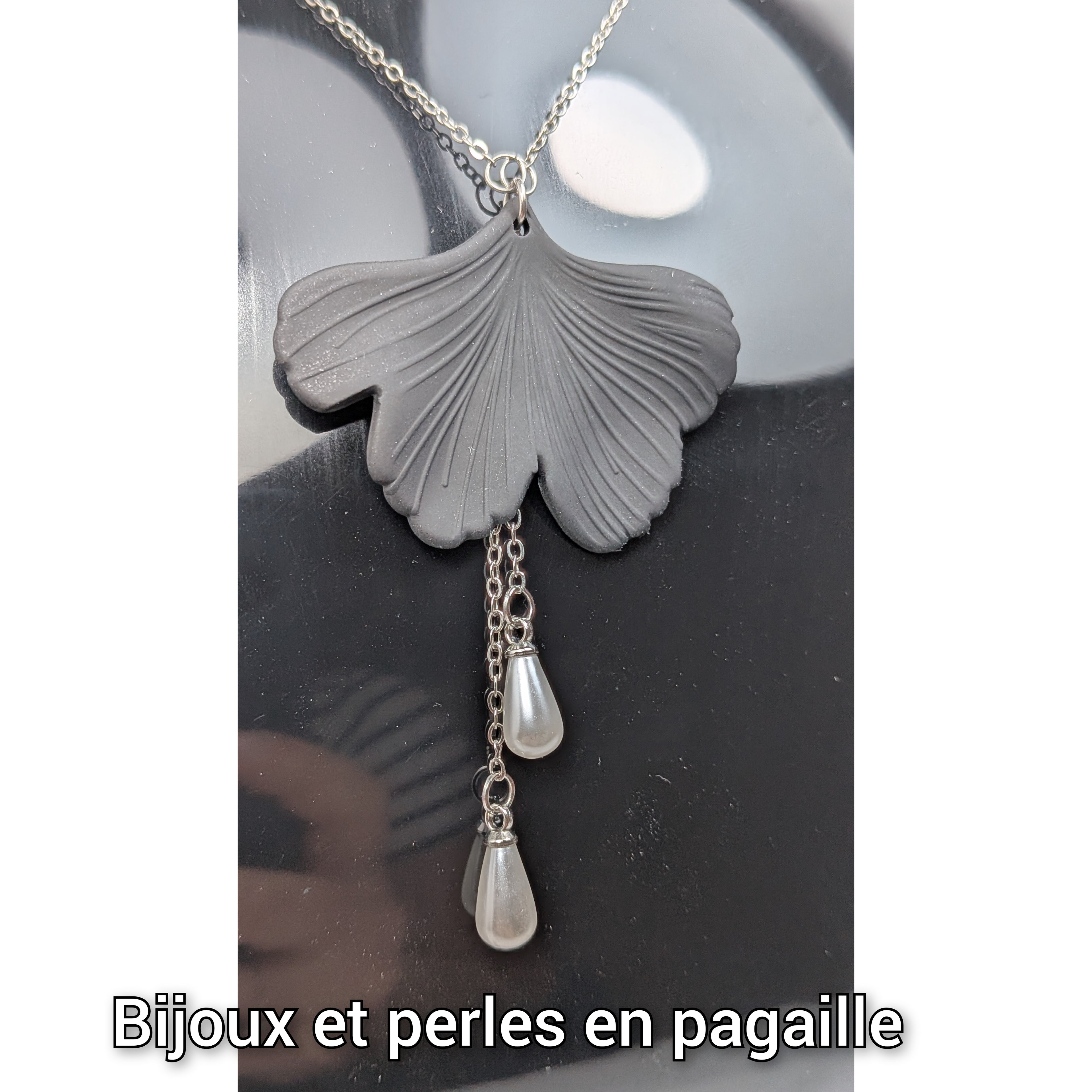 Collier noir Gingko en acier et perles acryliques