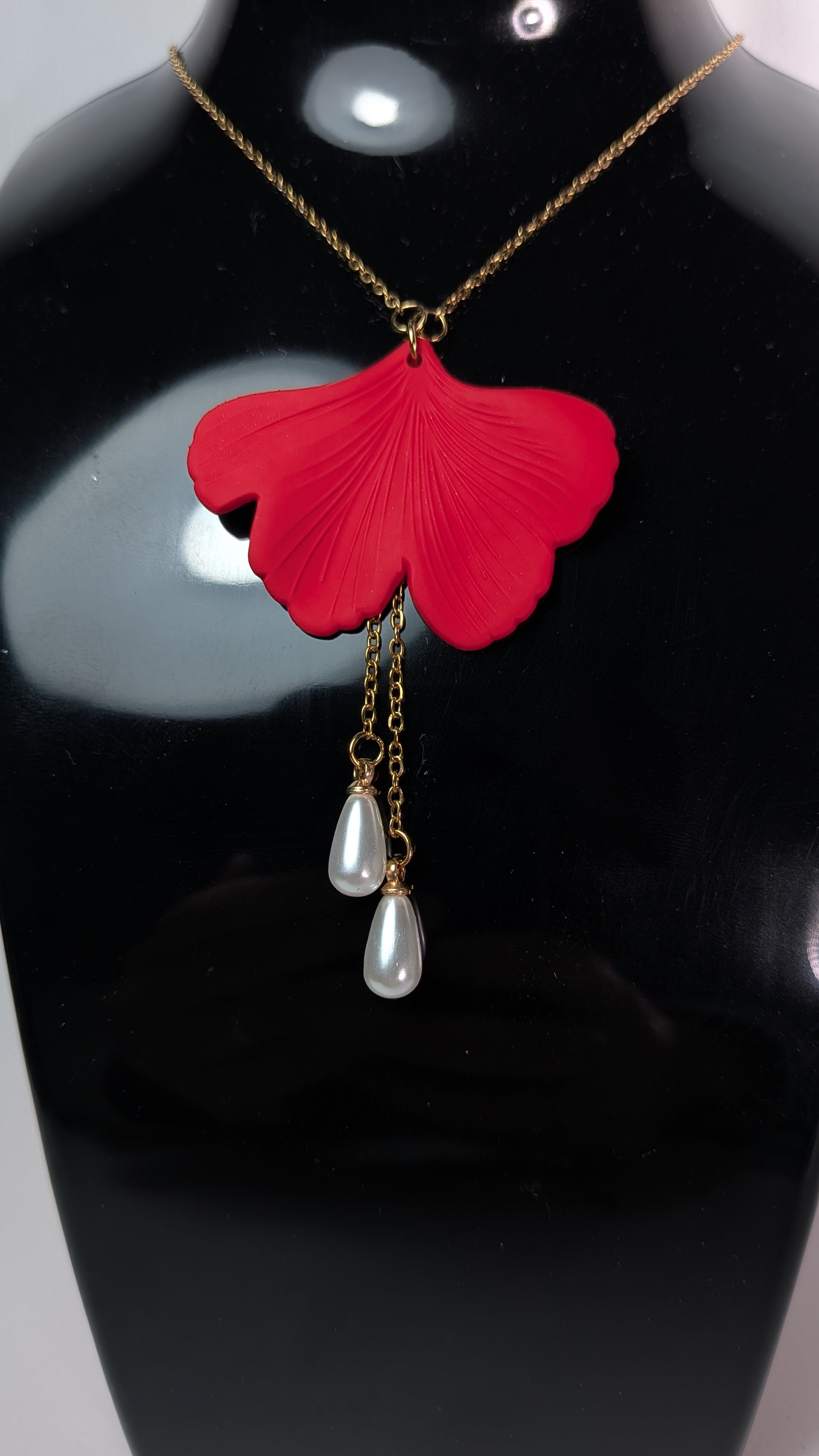 Collier Ginkgo Rouge Mat & Perles Blanches