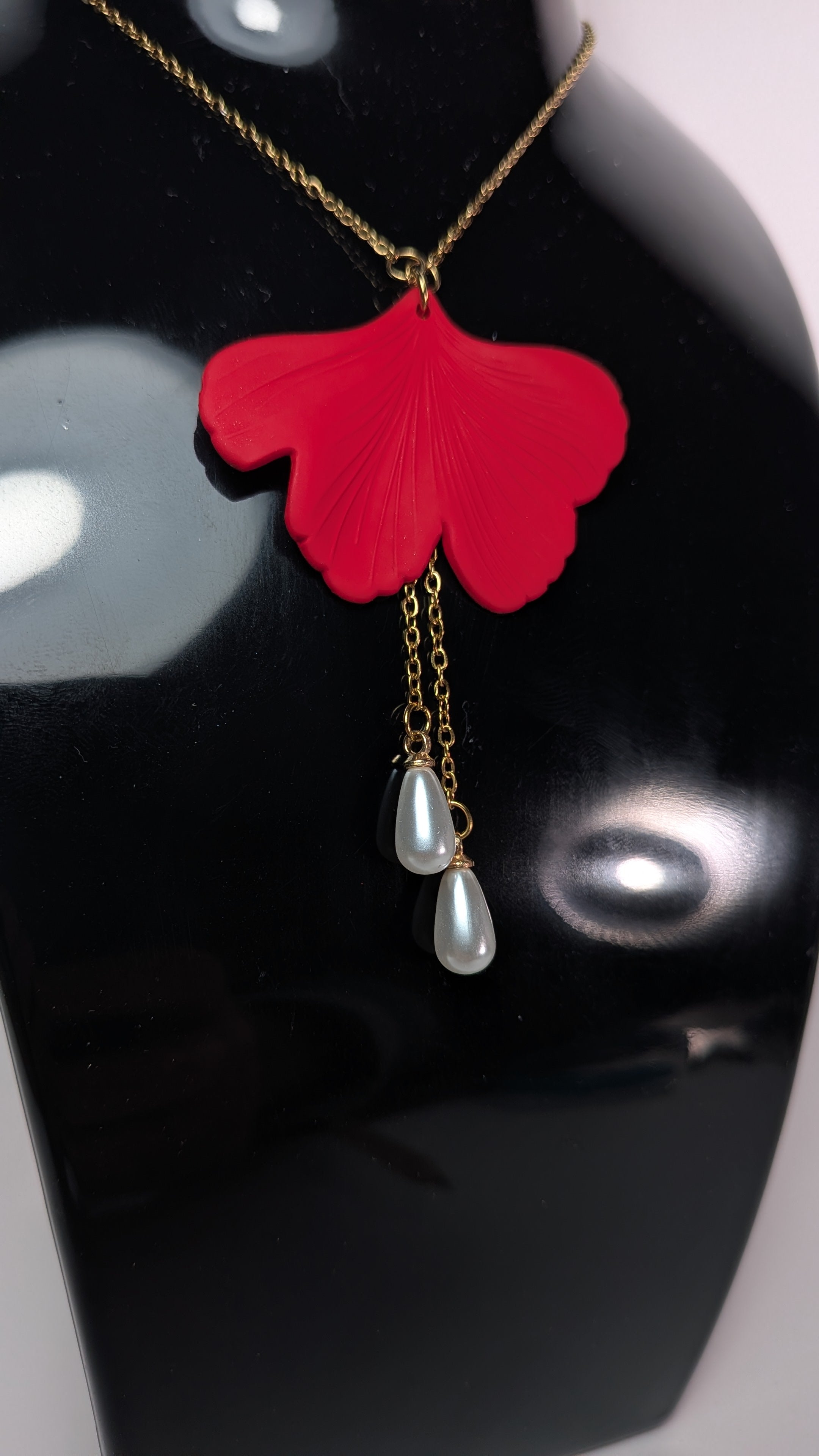 Collier Ginkgo Rouge Mat & Perles Blanches