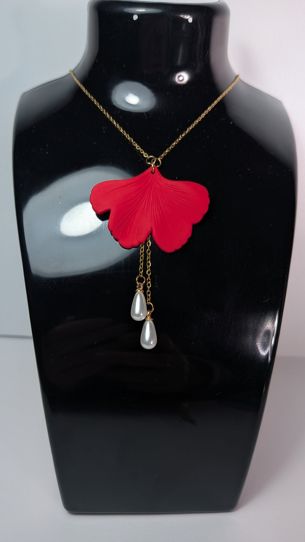 Collier Ginkgo Rouge Mat & Perles Blanches