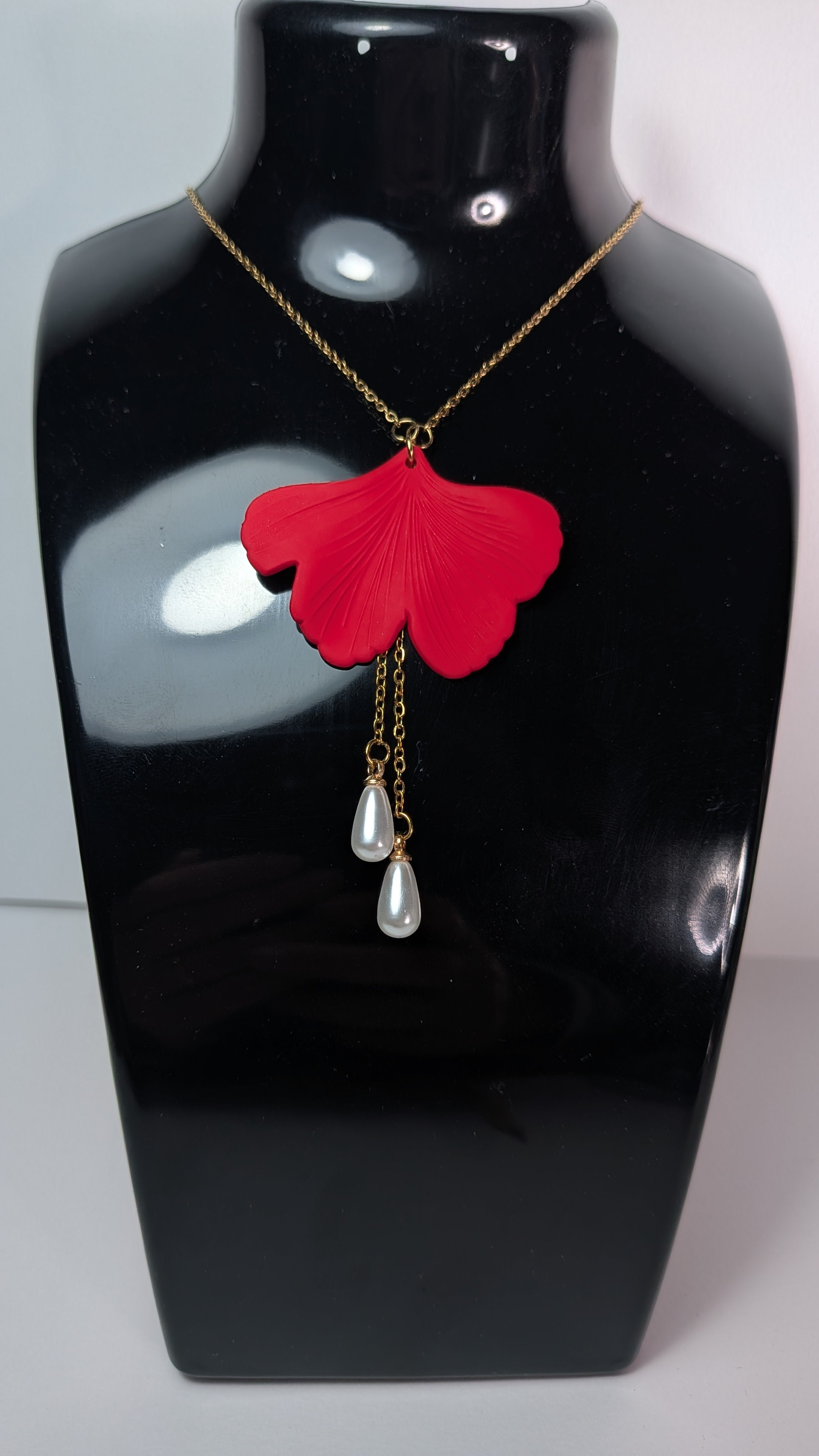 Collier Ginkgo Rouge Mat & Perles Blanches