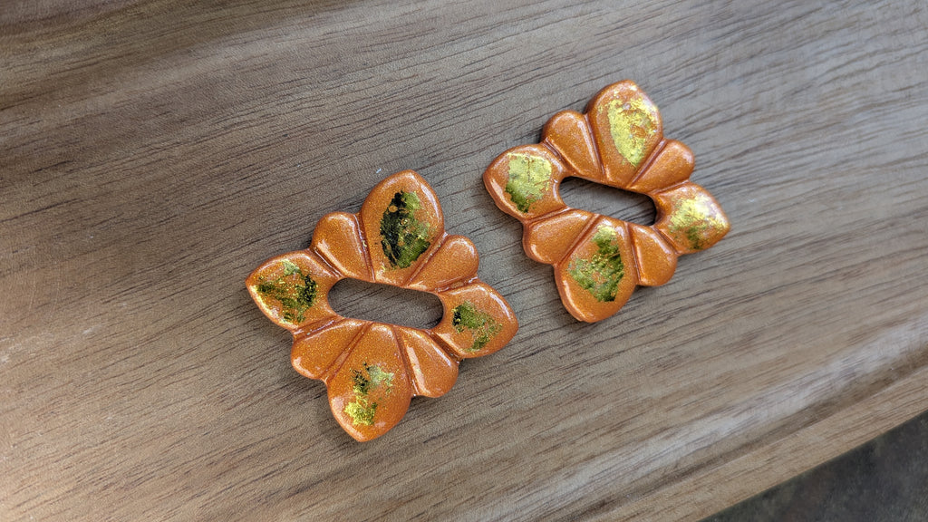 Pampilles forme florale orange et or – pâte polymère peintes à la main, collection sun