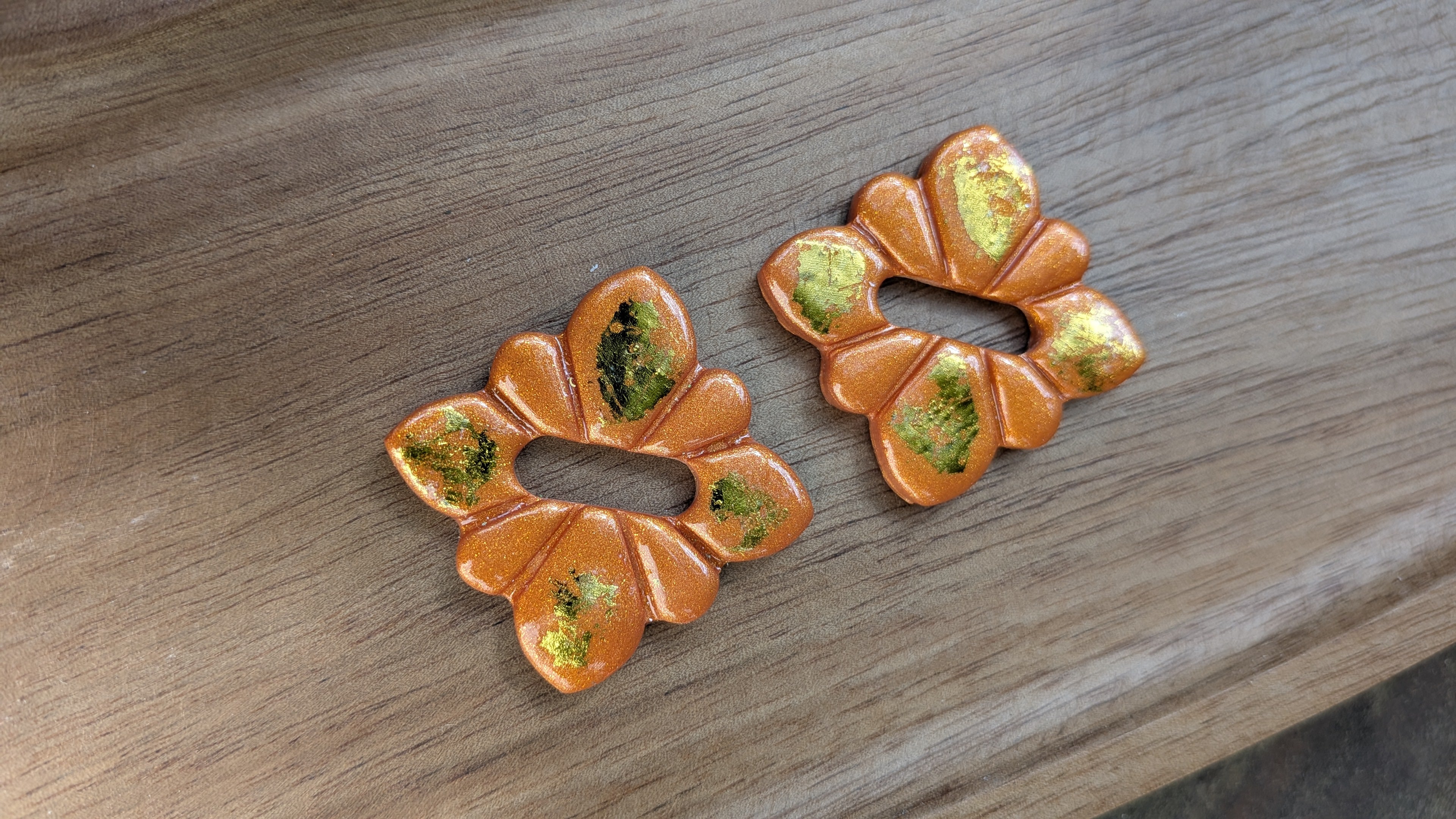 Pampilles forme florale orange et or – pâte polymère peintes à la main, collection sun