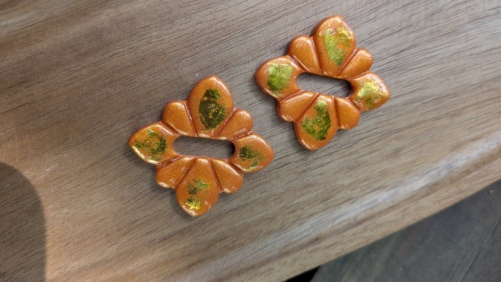 Pampilles forme florale orange et or – pâte polymère peintes à la main, collection sun