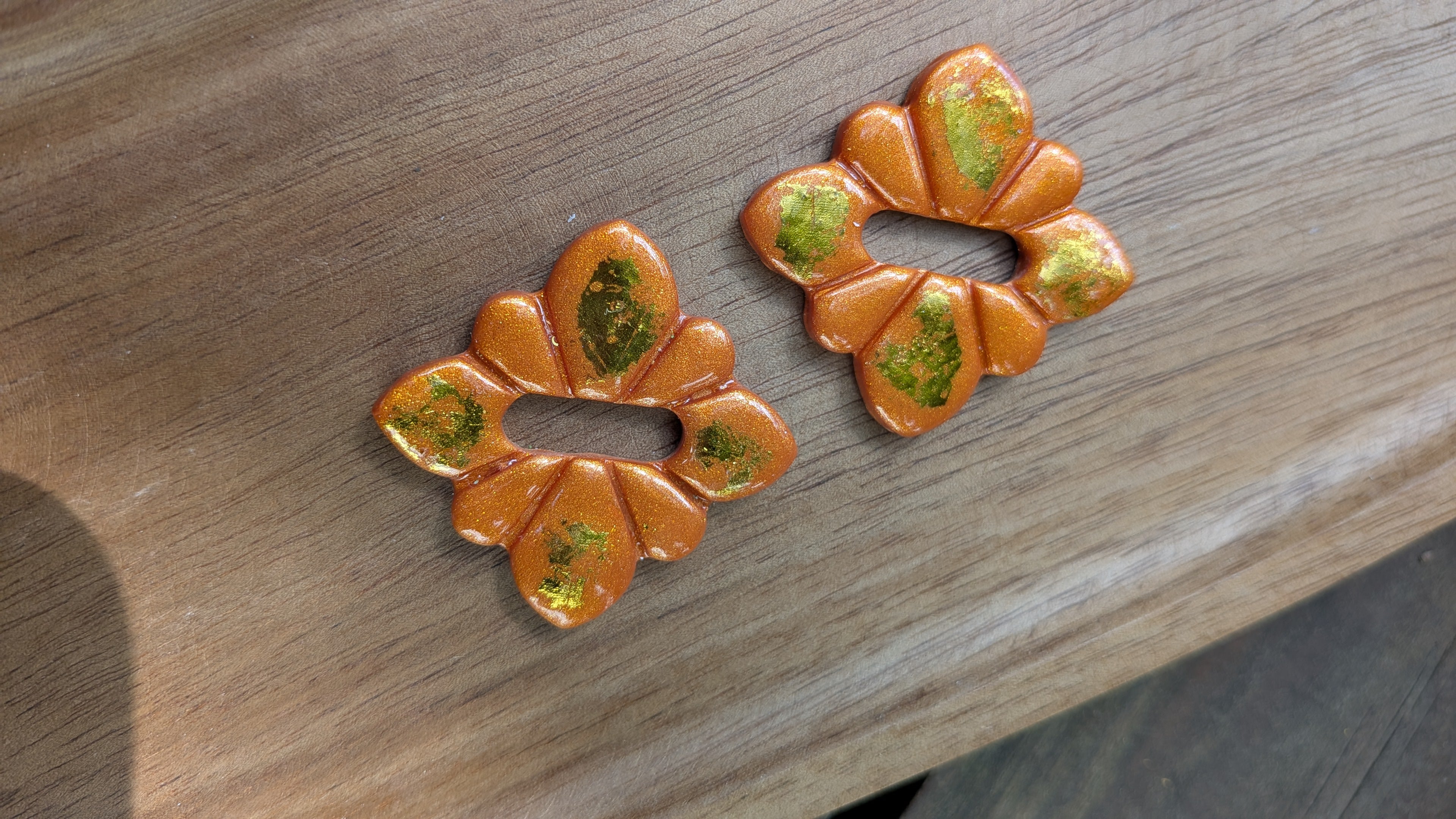 Pampilles forme florale orange et or – pâte polymère peintes à la main, collection sun