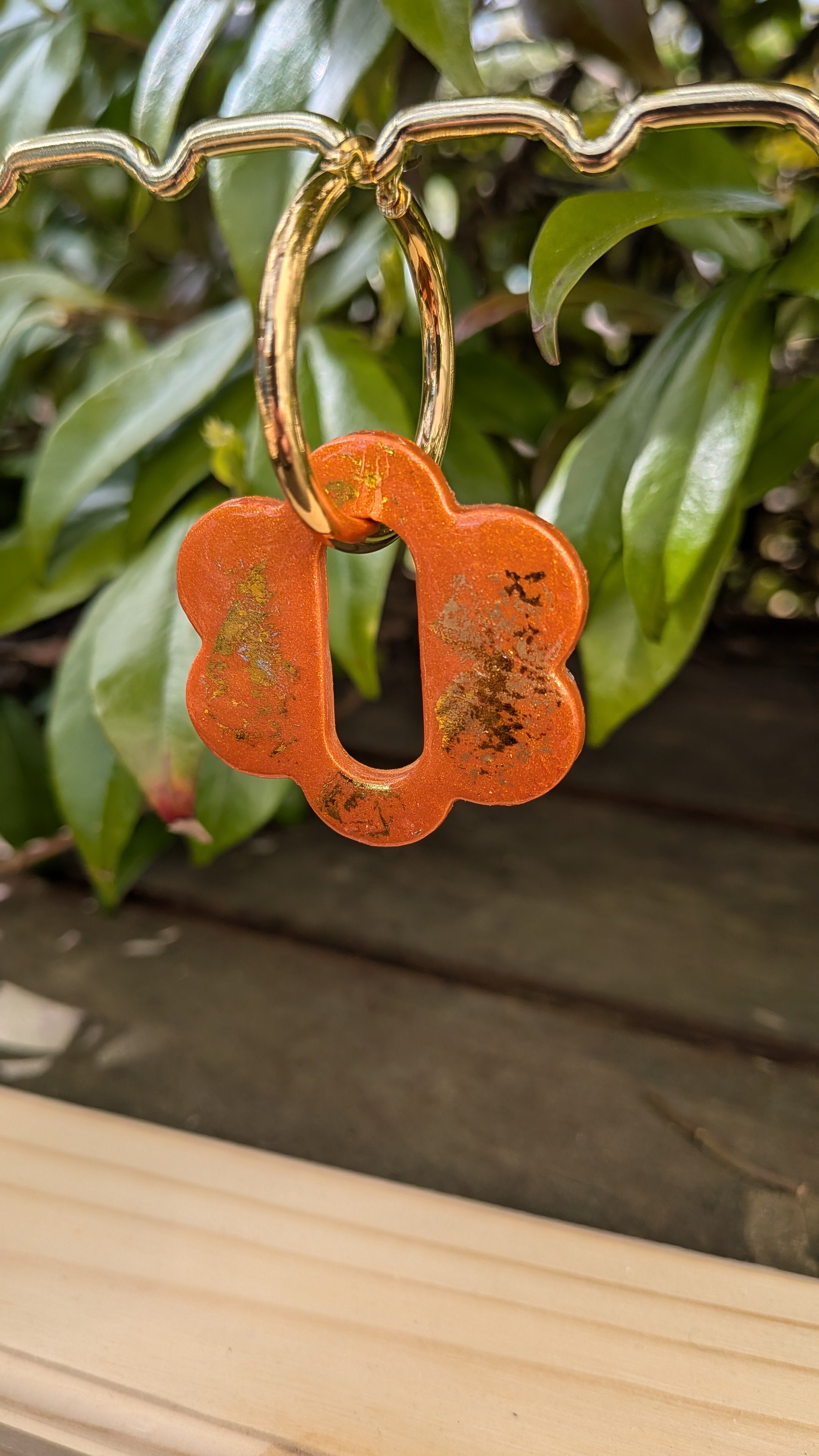 Grosse pampille fleur orange et or – pâte polymère, collection sun