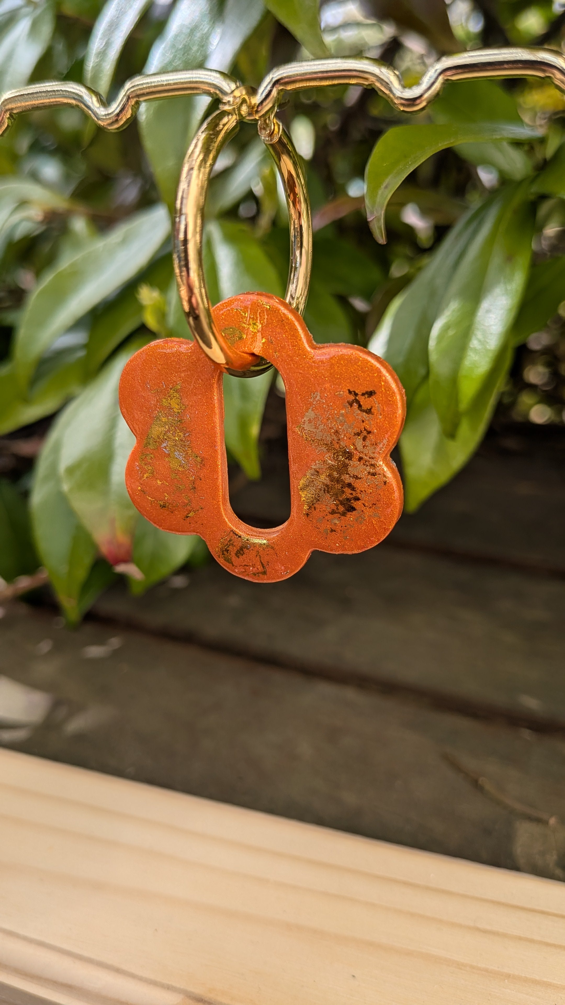 Grosse pampille fleur orange et or – pâte polymère, collection sun