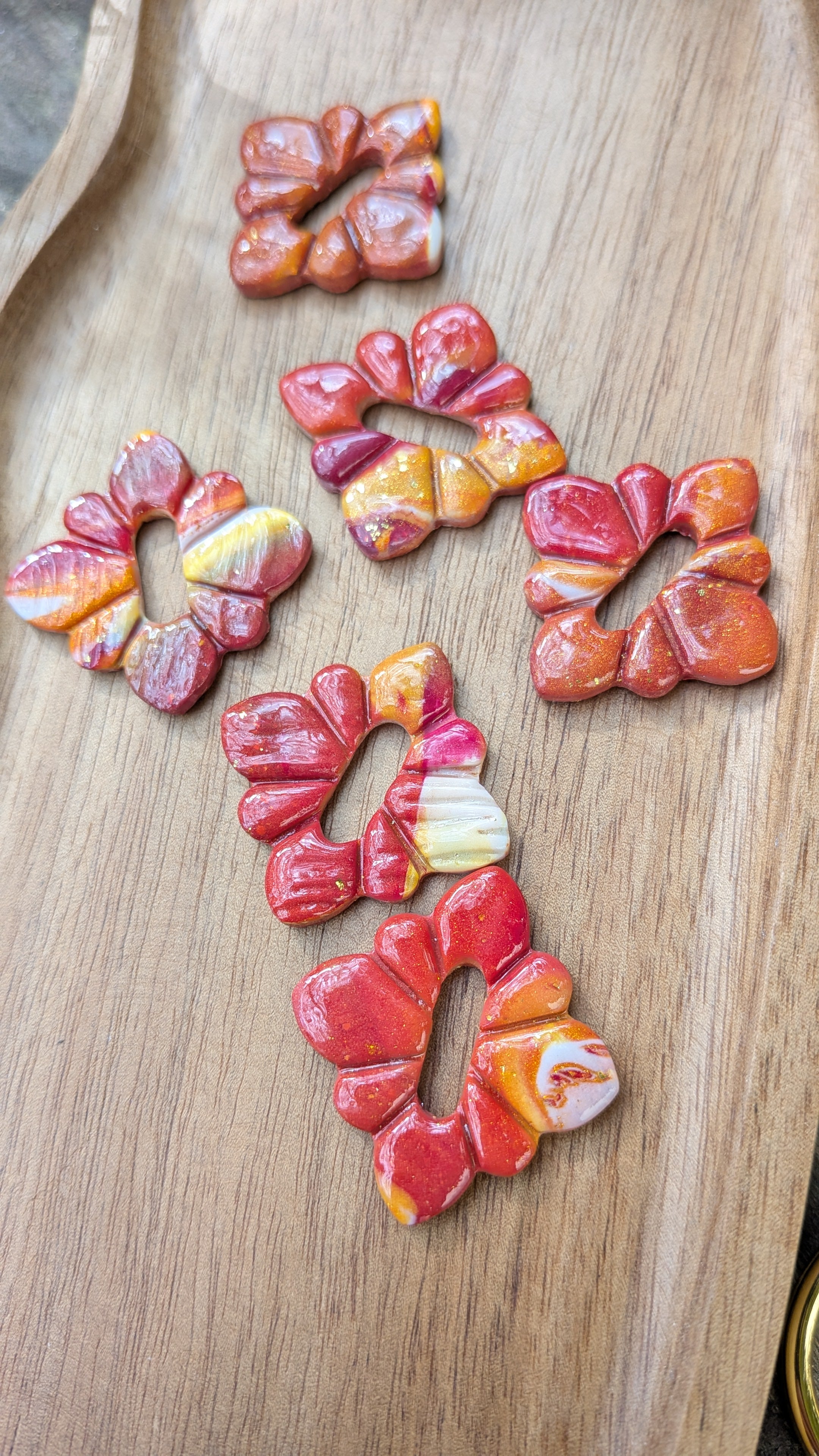 Pampilles Alhambra motif floral – pâte polymère orange, prune, blanc & jaune