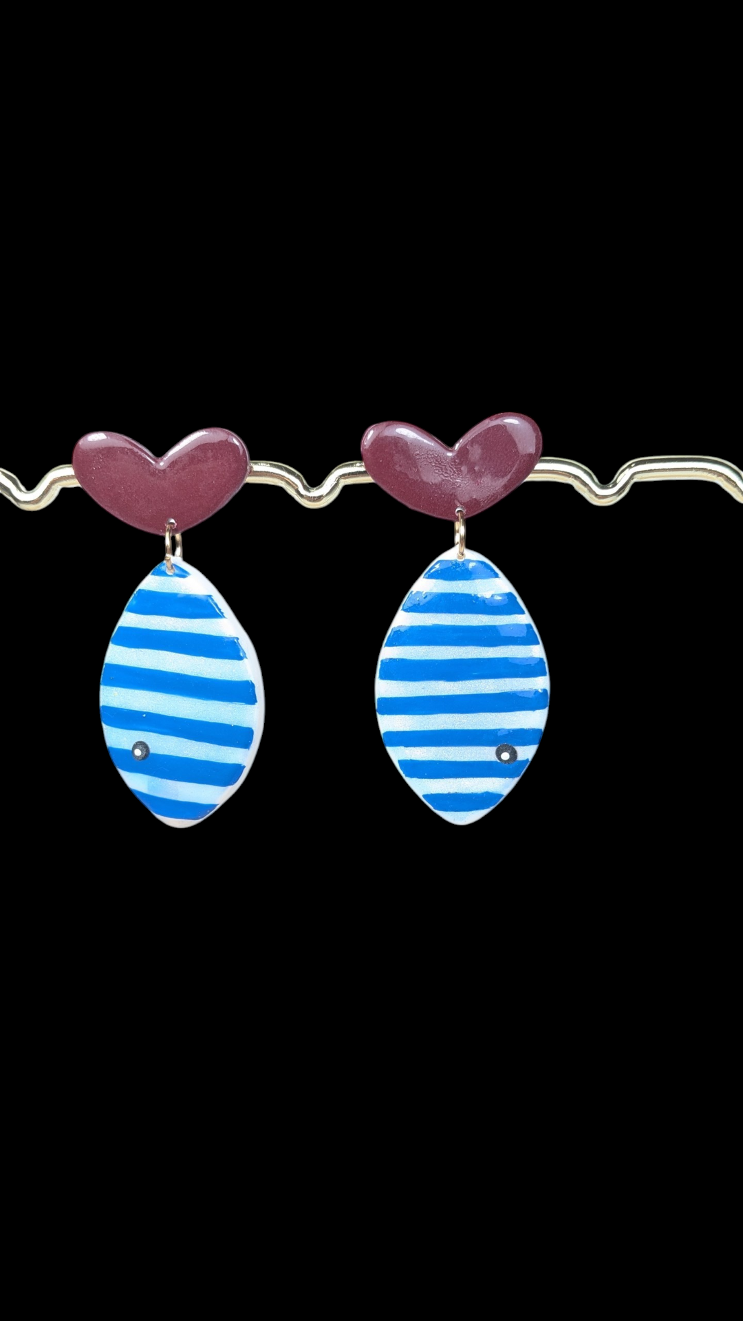 Boucles d'oreilles poisson en pâte polymère – rayures peintes à la main