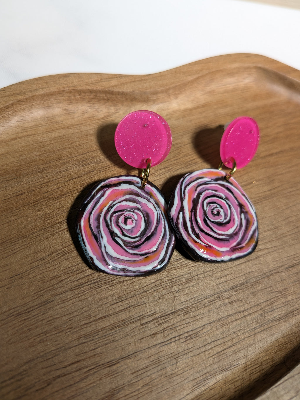 Boucles d'oreilles roses abstraites sur fimo noire
