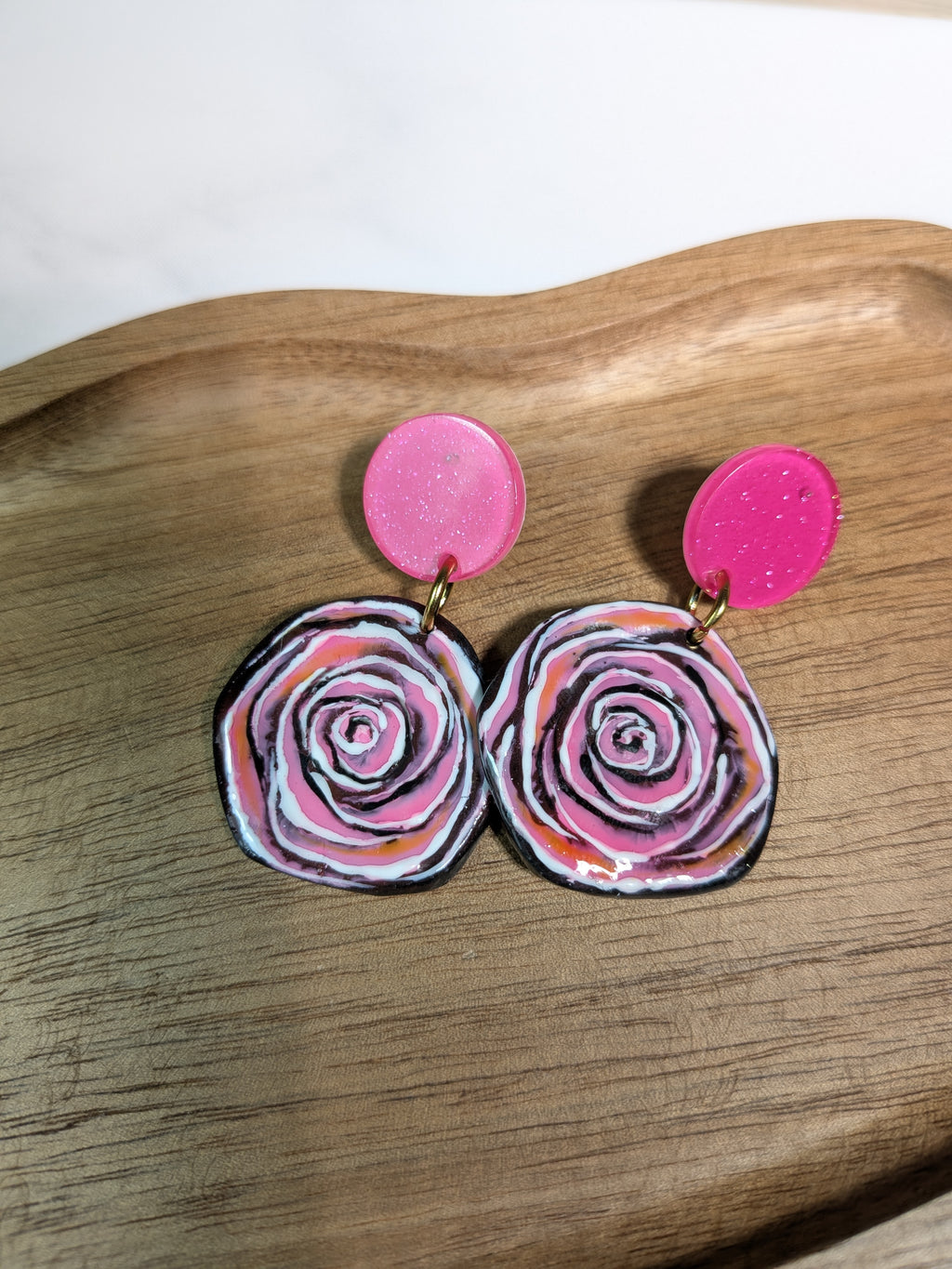 Boucles d'oreilles roses abstraites sur fimo noire