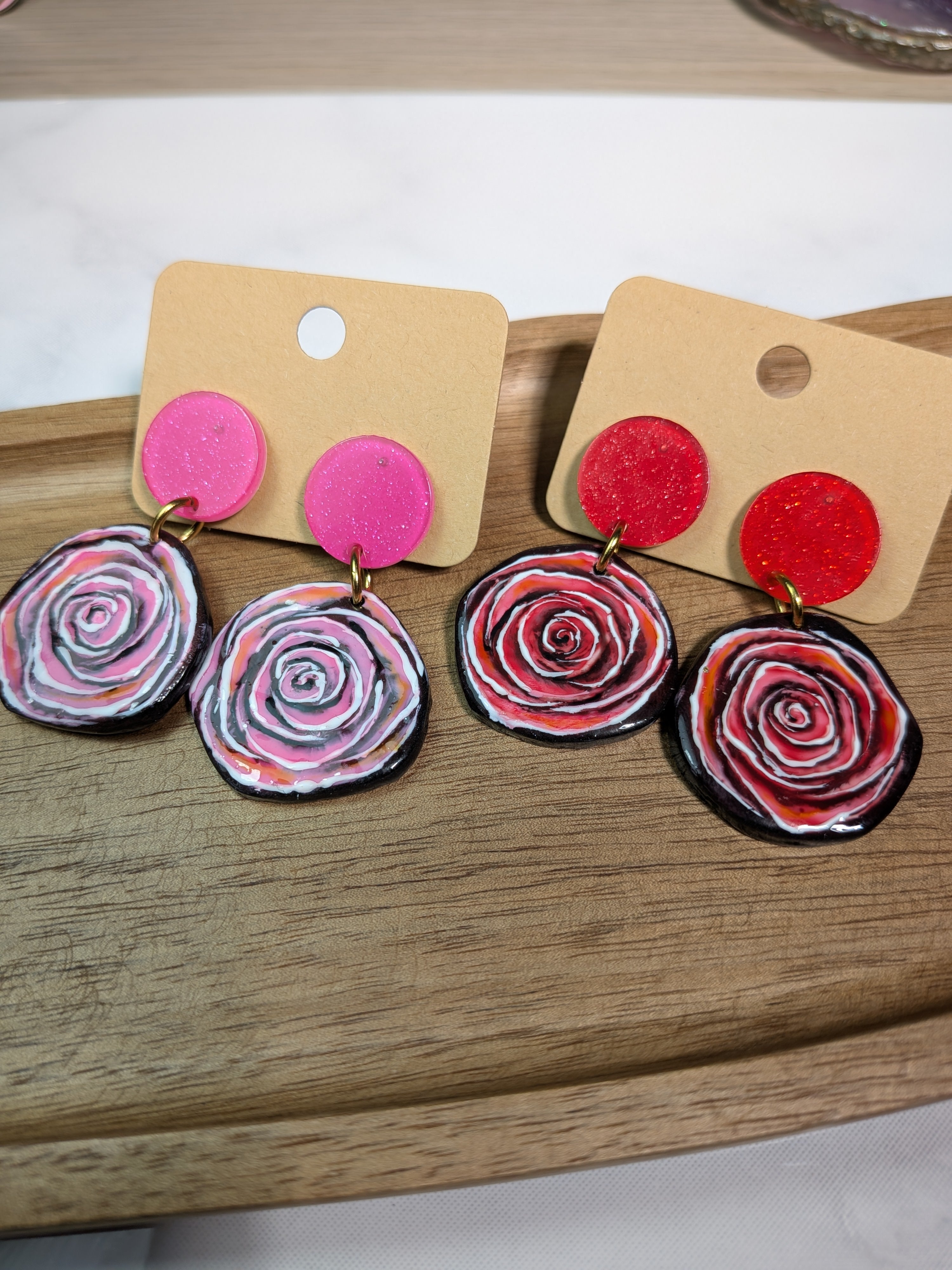 Boucles d'oreilles roses abstraites sur fimo noire