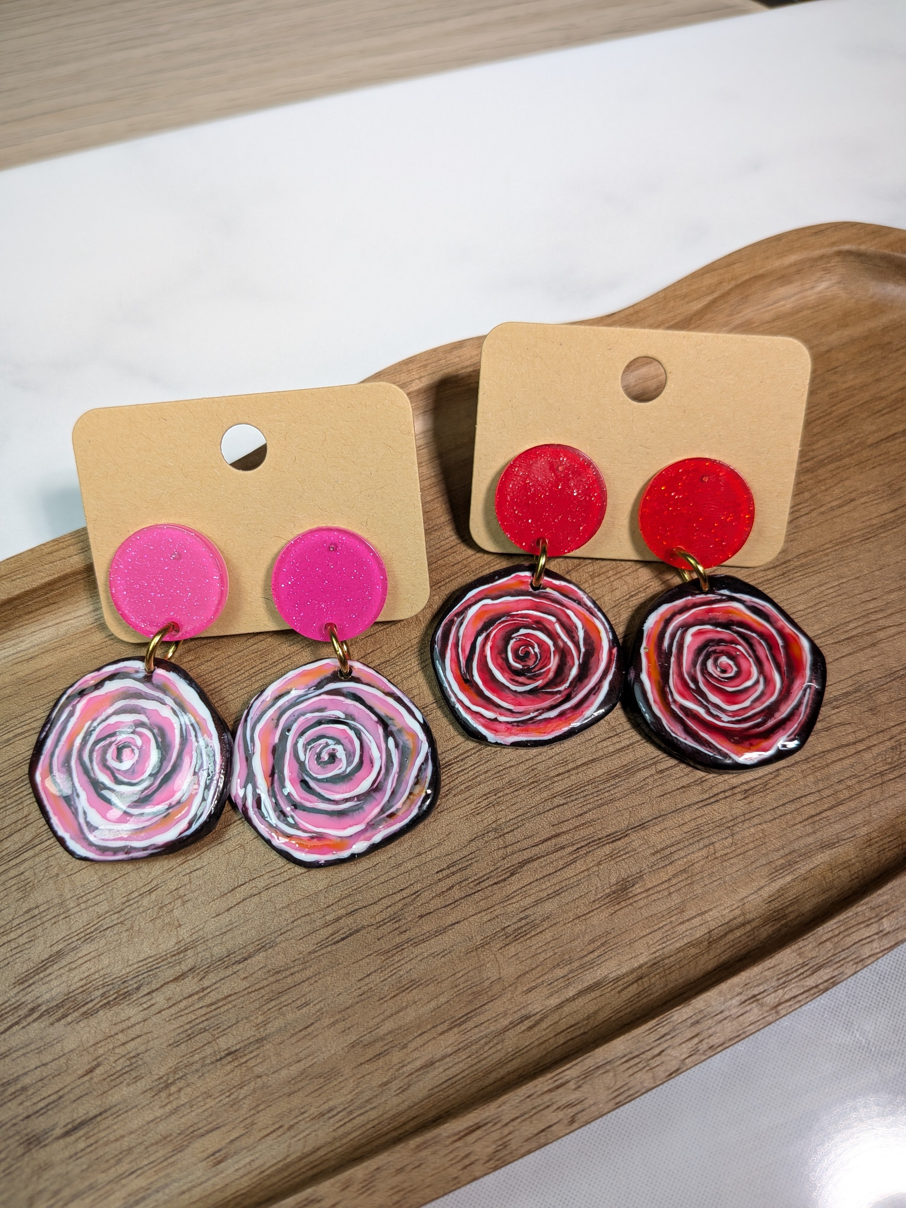 Boucles d'oreilles roses abstraites sur fimo noire