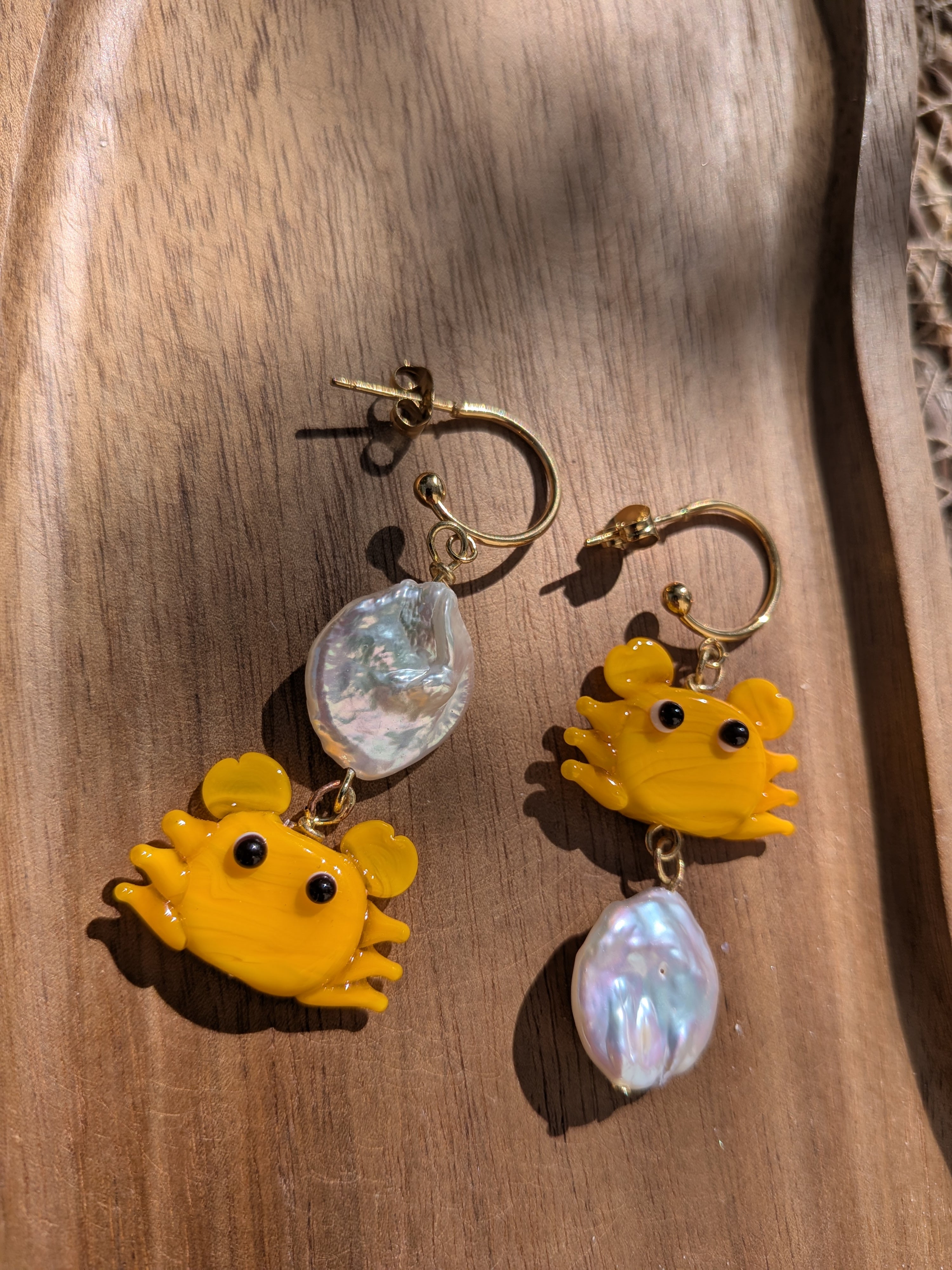 Boucles d'oreilles asymétriques – Crabes en verre jaune-orangé & perles acrylique