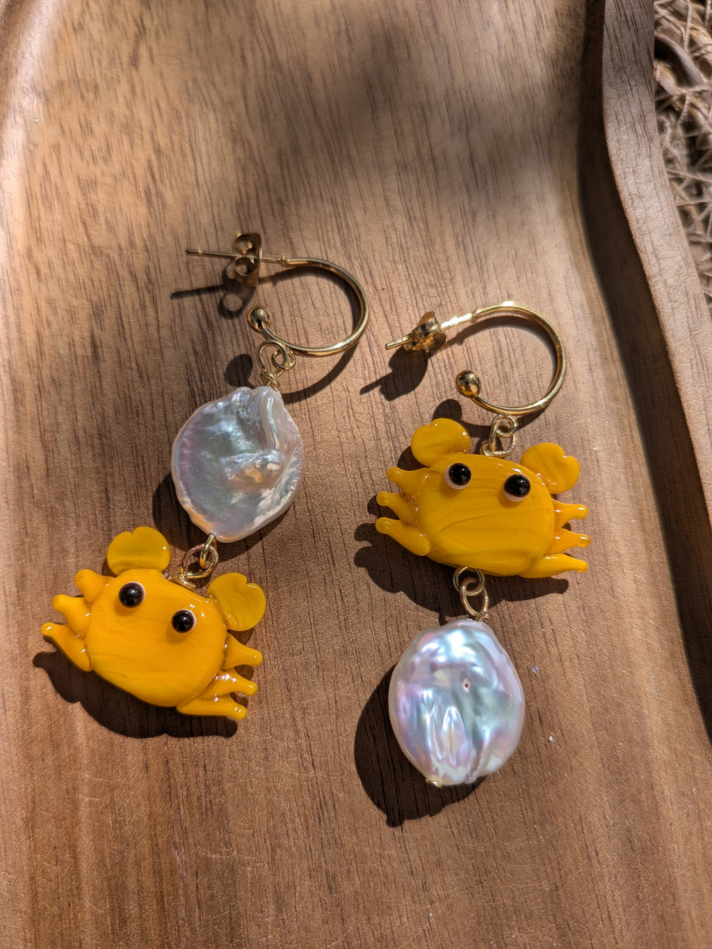 Boucles d'oreilles asymétriques – Crabes en verre jaune-orangé & perles acrylique