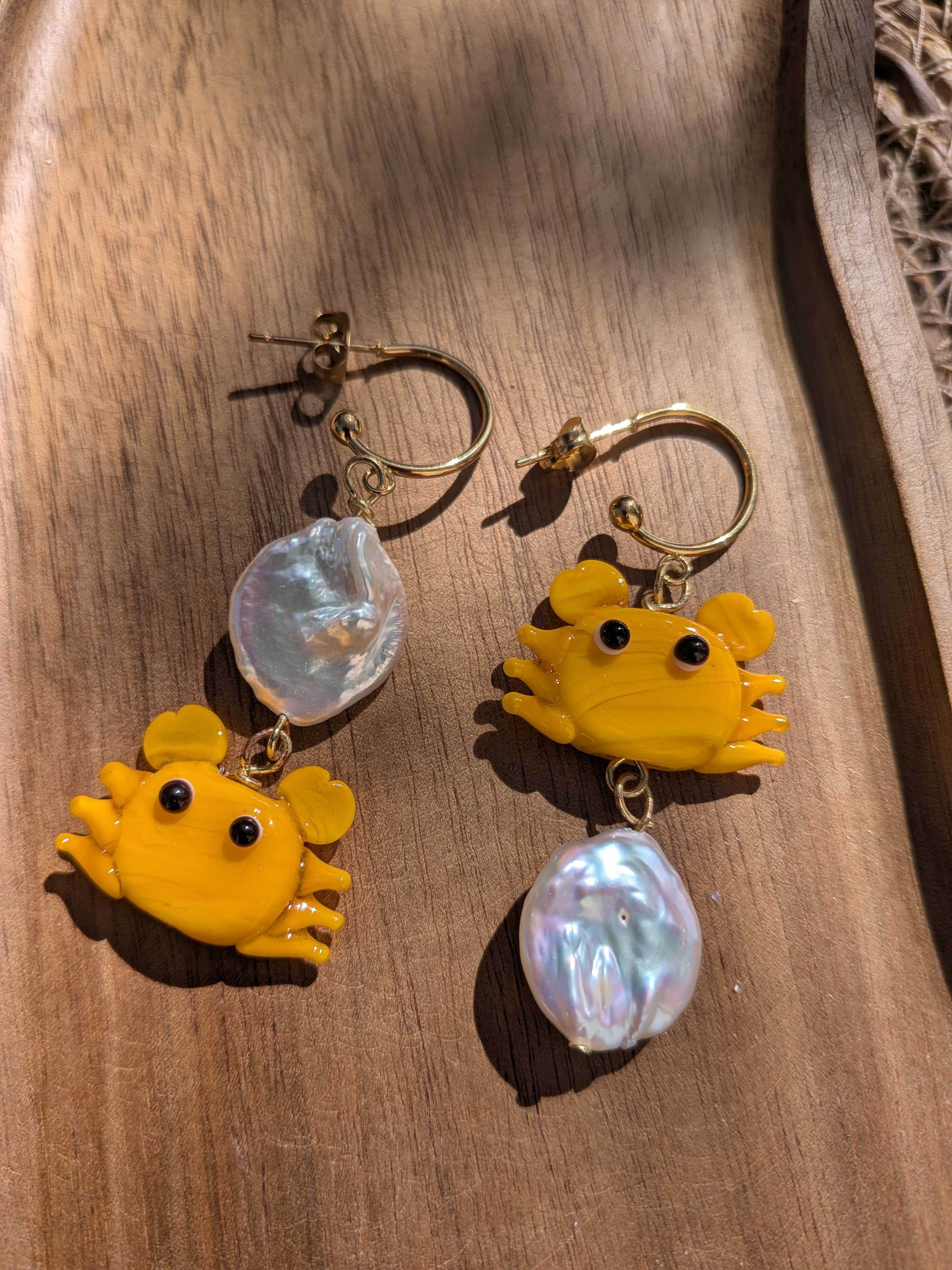 Boucles d'oreilles asymétriques – Crabes en verre jaune-orangé & perles acrylique