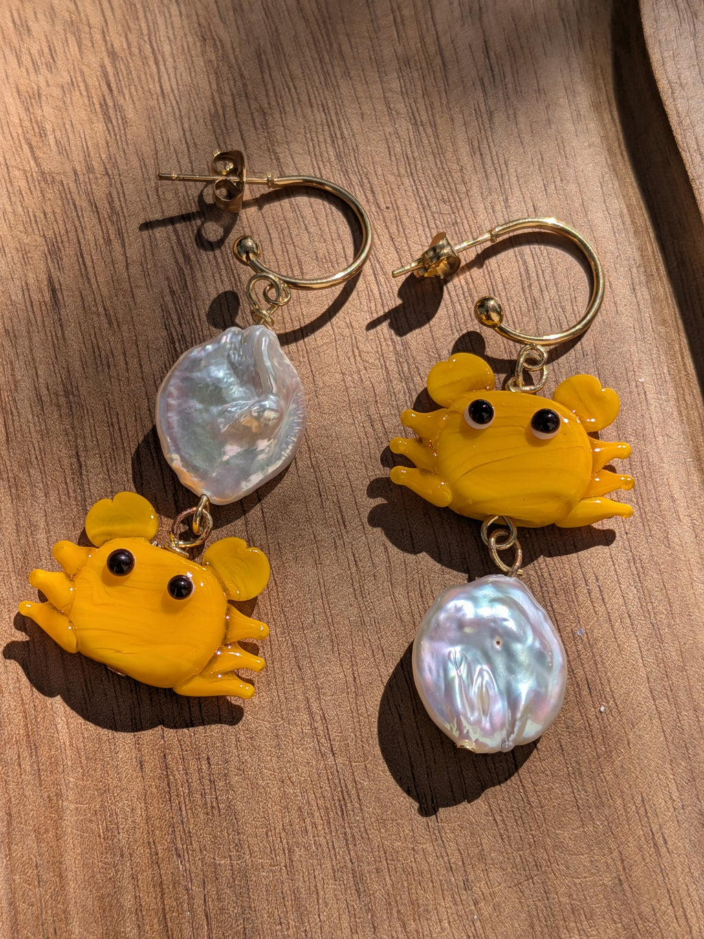 Boucles d'oreilles asymétriques – Crabes en verre jaune-orangé & perles acrylique