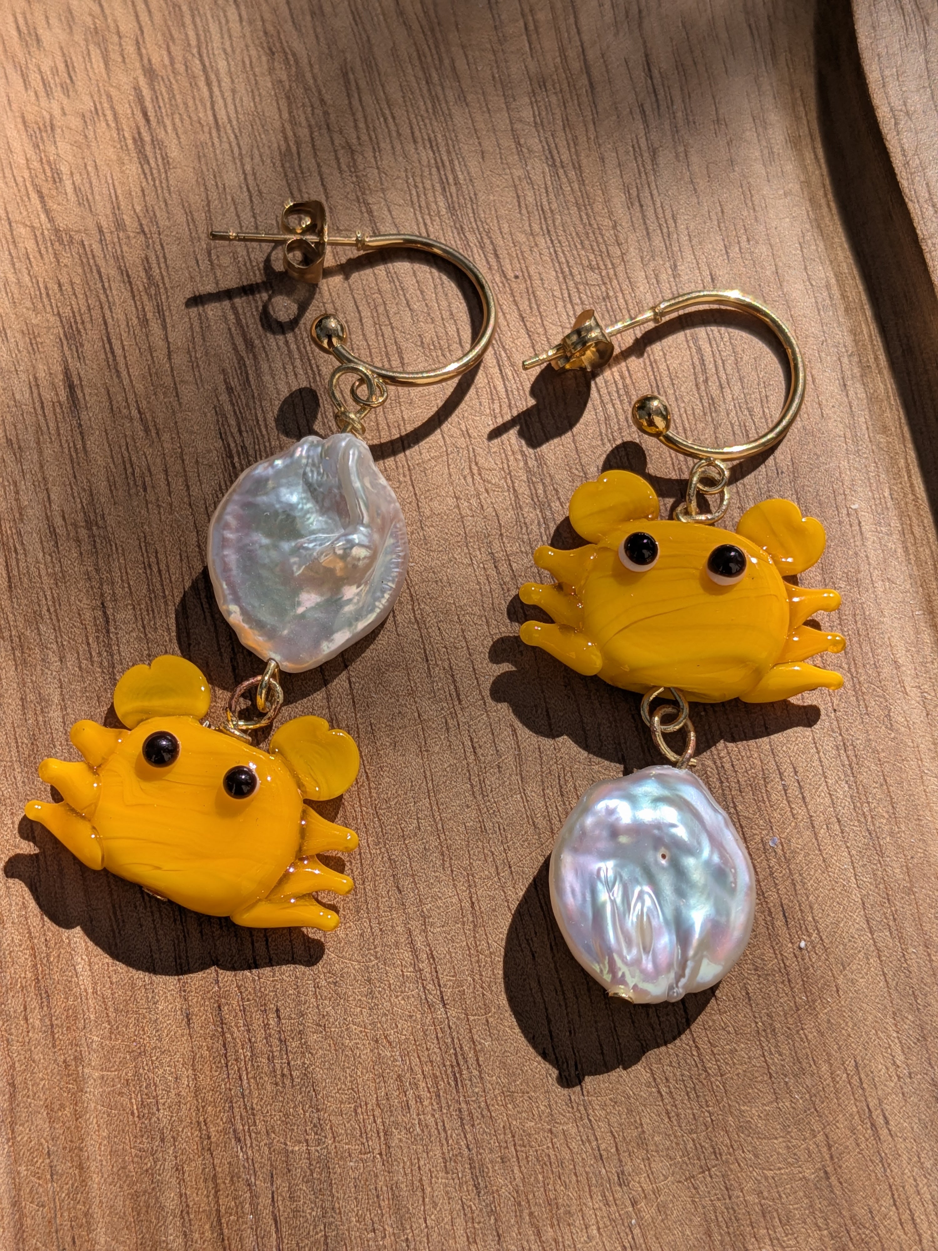 Boucles d'oreilles asymétriques – Crabes en verre jaune-orangé & perles acrylique