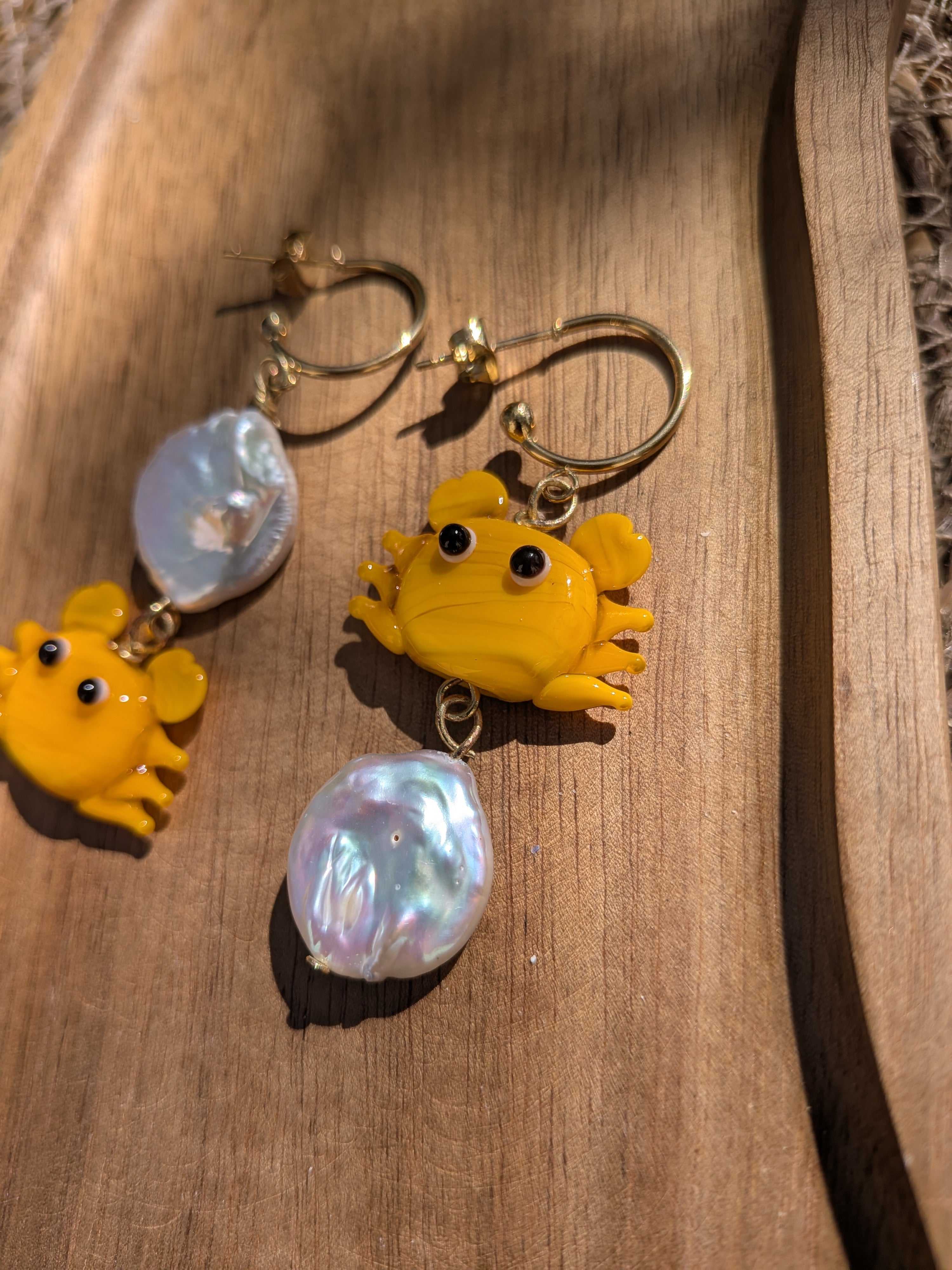 Boucles d'oreilles asymétriques – Crabes en verre jaune-orangé & perles acrylique