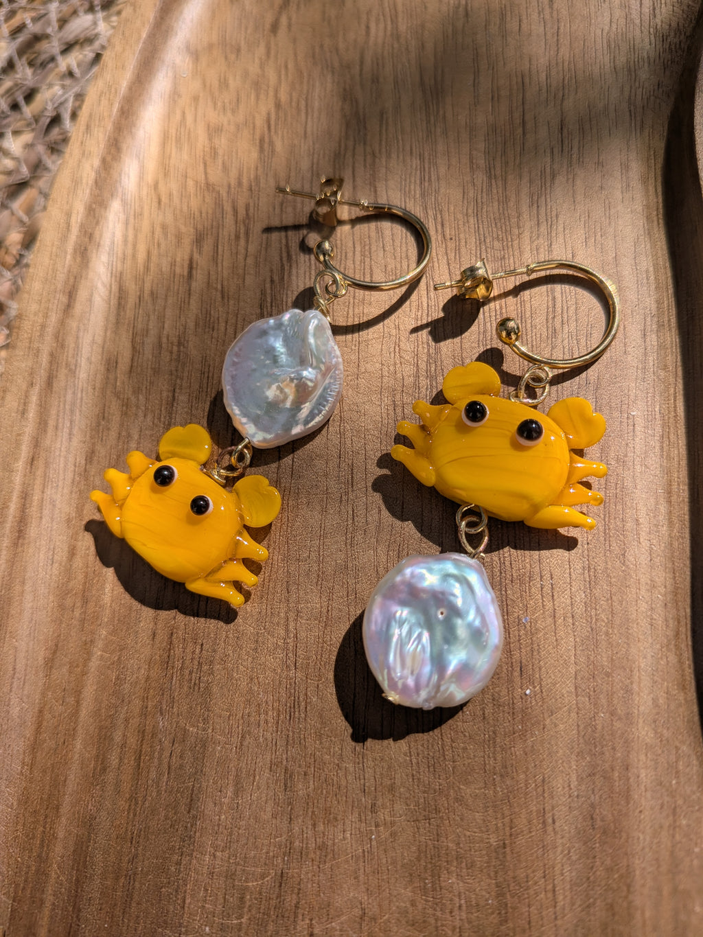 Boucles d'oreilles asymétriques – Crabes en verre jaune-orangé & perles acrylique