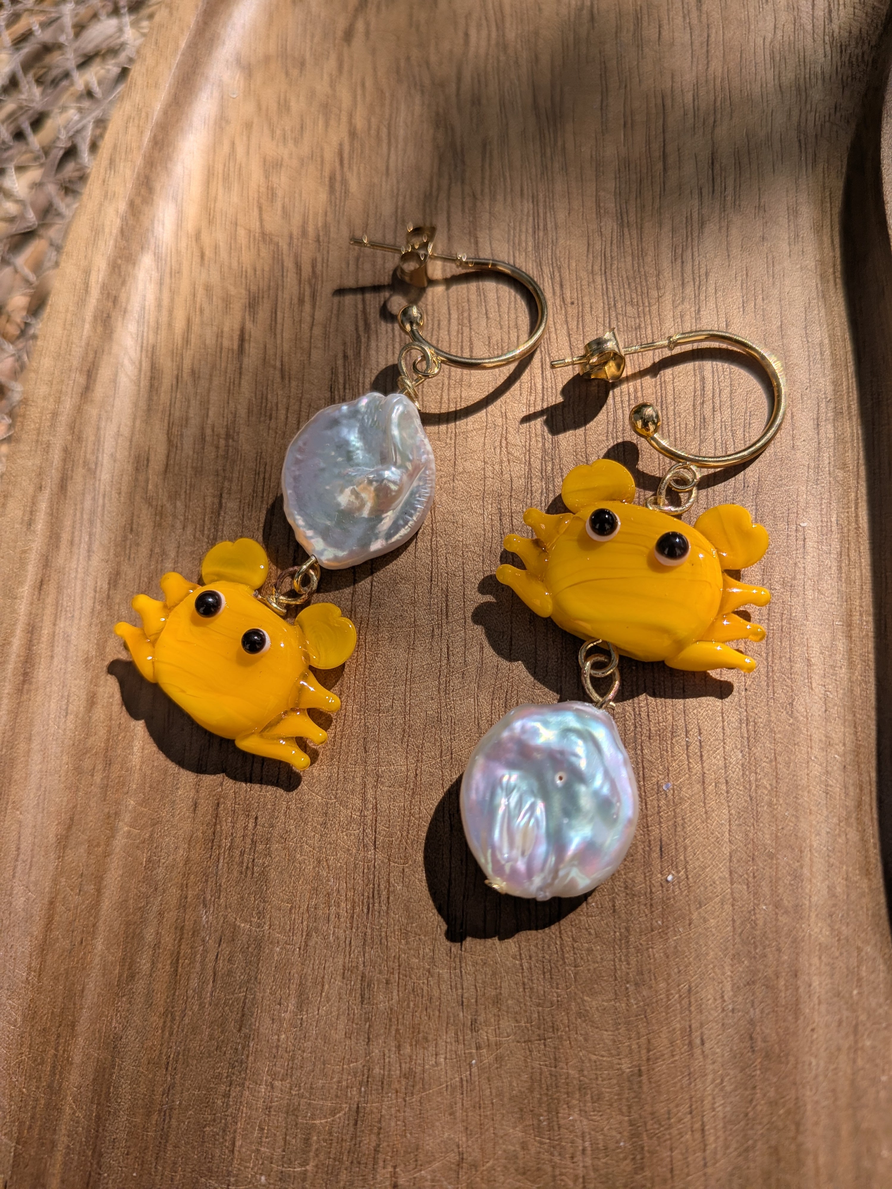 Boucles d'oreilles asymétriques – Crabes en verre jaune-orangé & perles acrylique