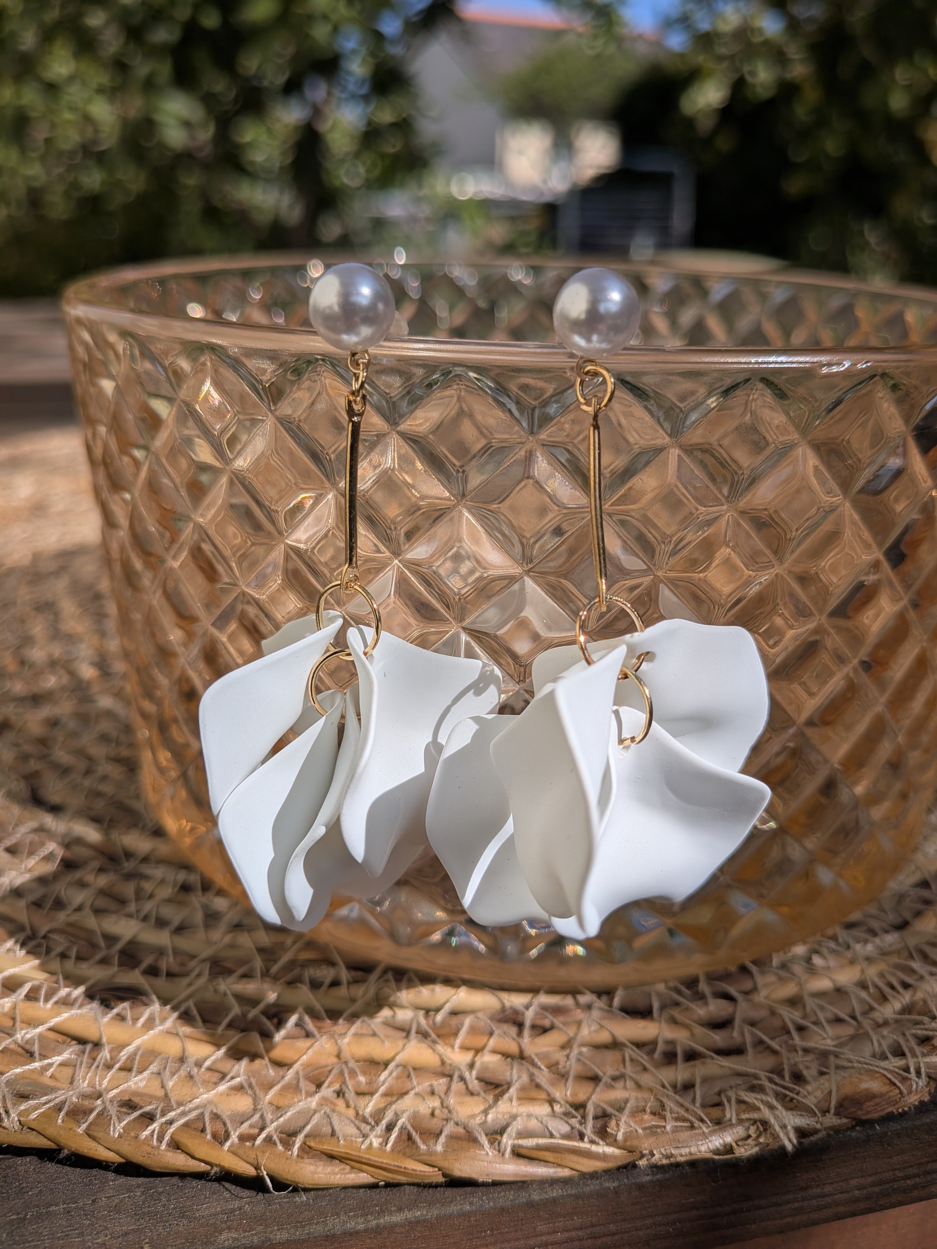Boucles d'oreilles pétales de roses acrylique – légères et féminines