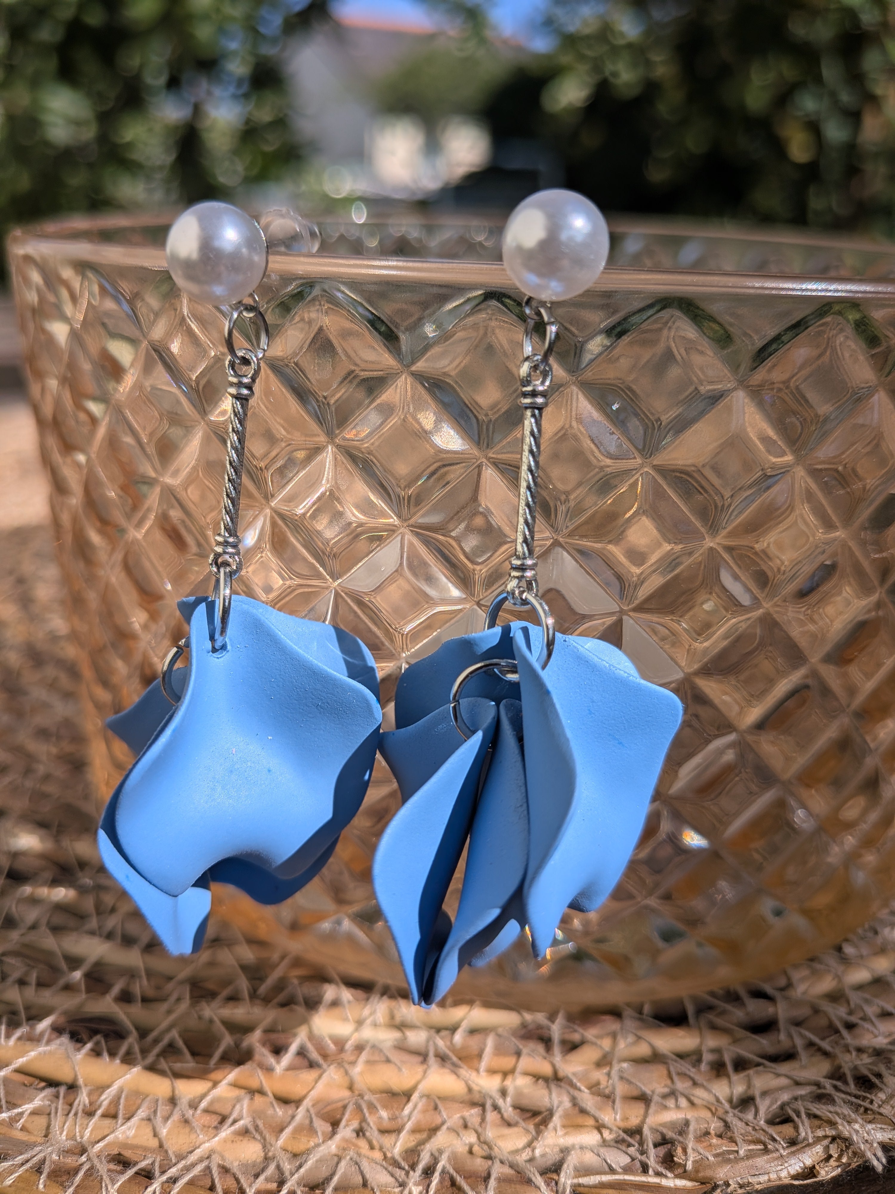 Boucles d'oreilles pétales de roses acrylique – légères et féminines
