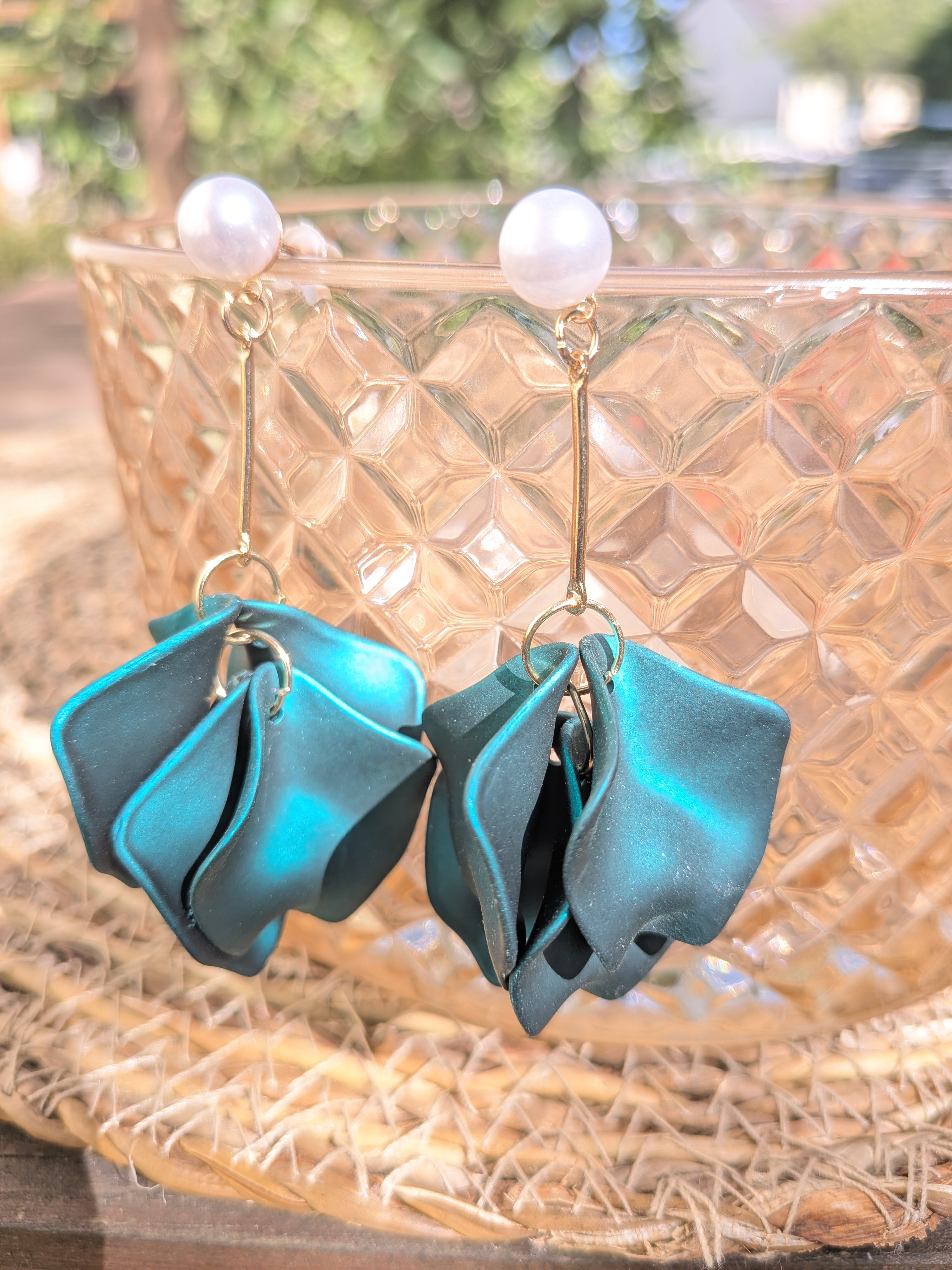 Boucles d'oreilles pétales de roses métallisées acrylique – légères et féminines