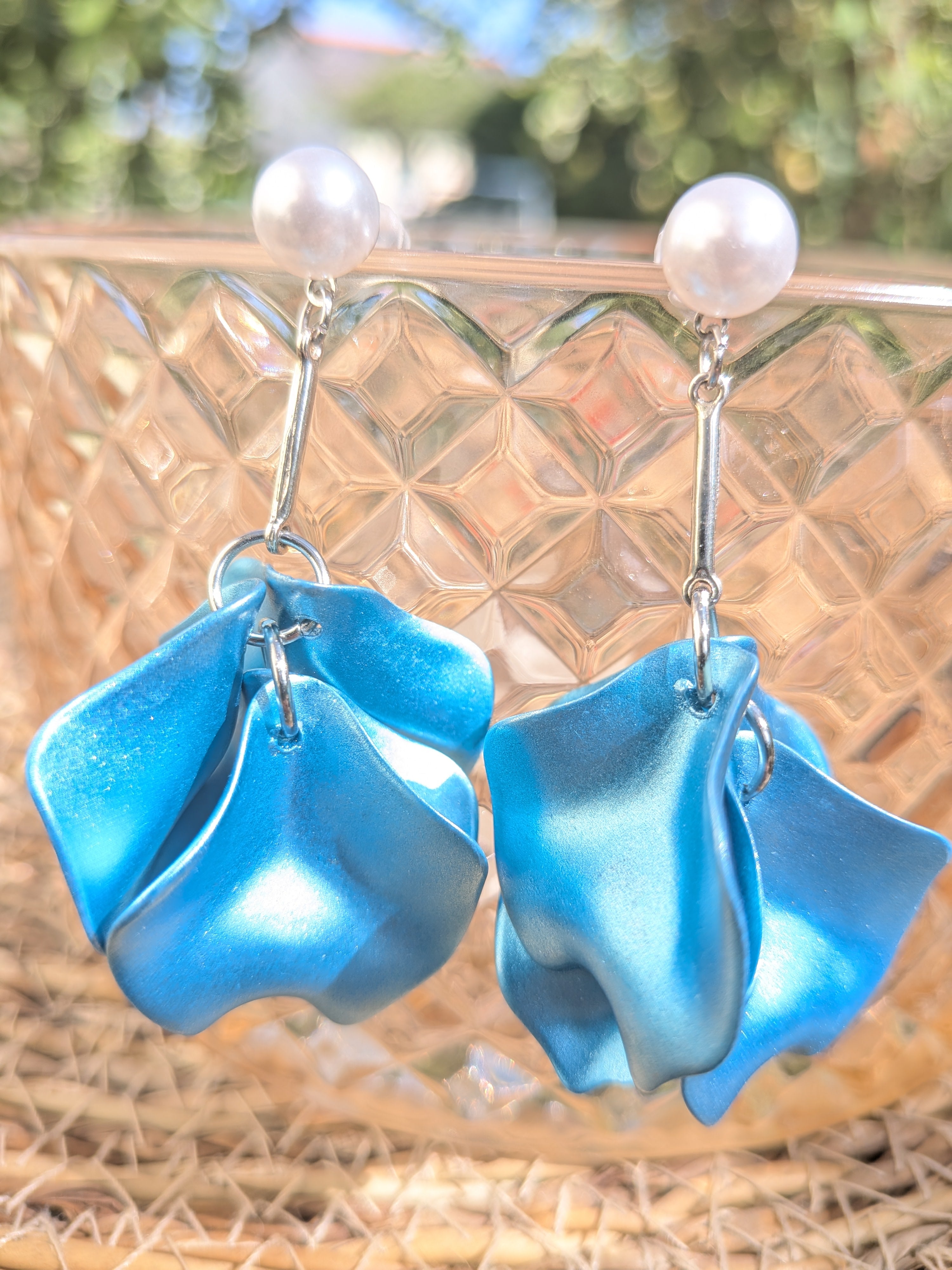 Boucles d'oreilles pétales de roses métallisées acrylique – légères et féminines