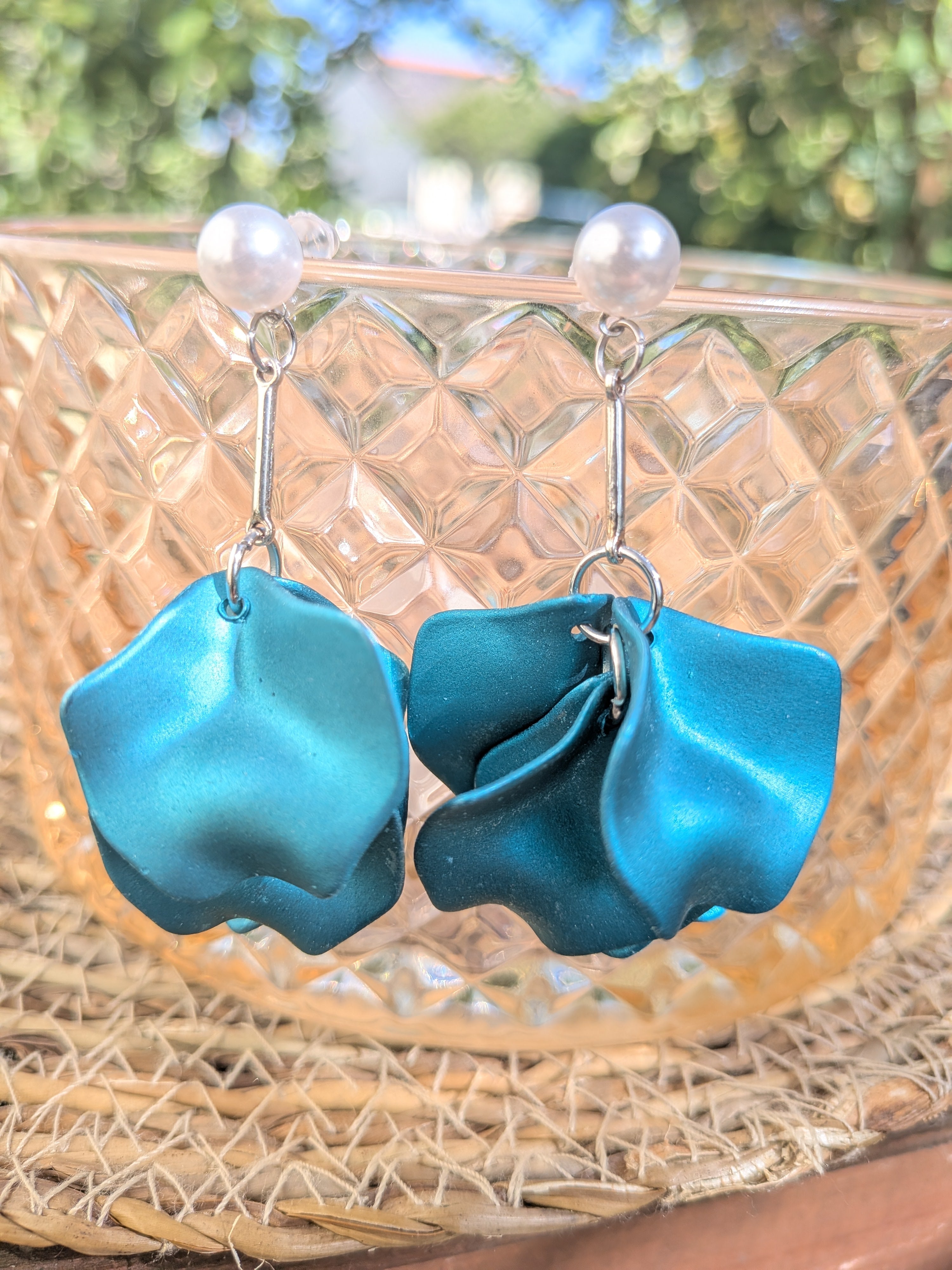 Boucles d'oreilles pétales de roses métallisées acrylique – légères et féminines