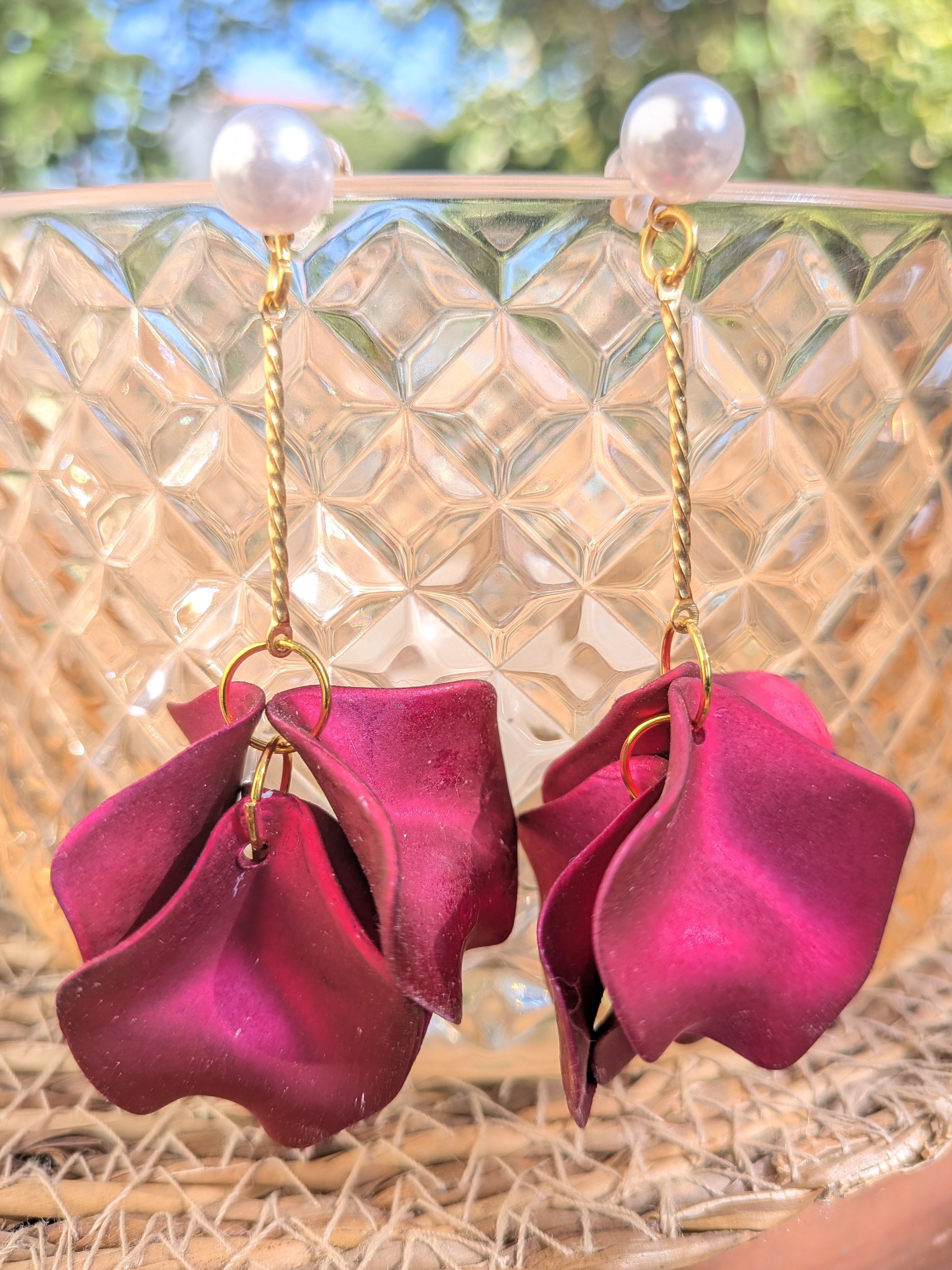 Boucles d'oreilles pétales de roses métallisées acrylique – légères et féminines