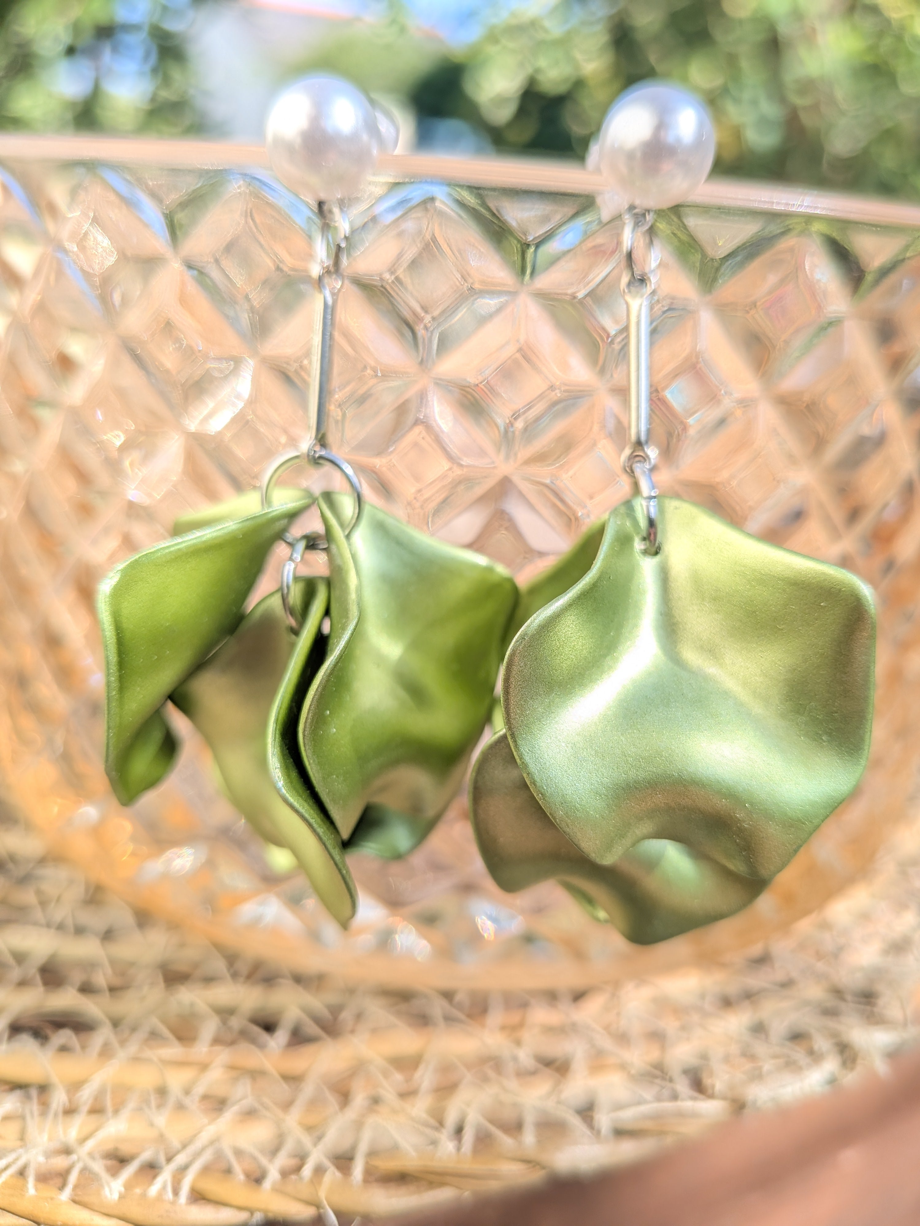 Boucles d'oreilles pétales de roses métallisées acrylique – légères et féminines