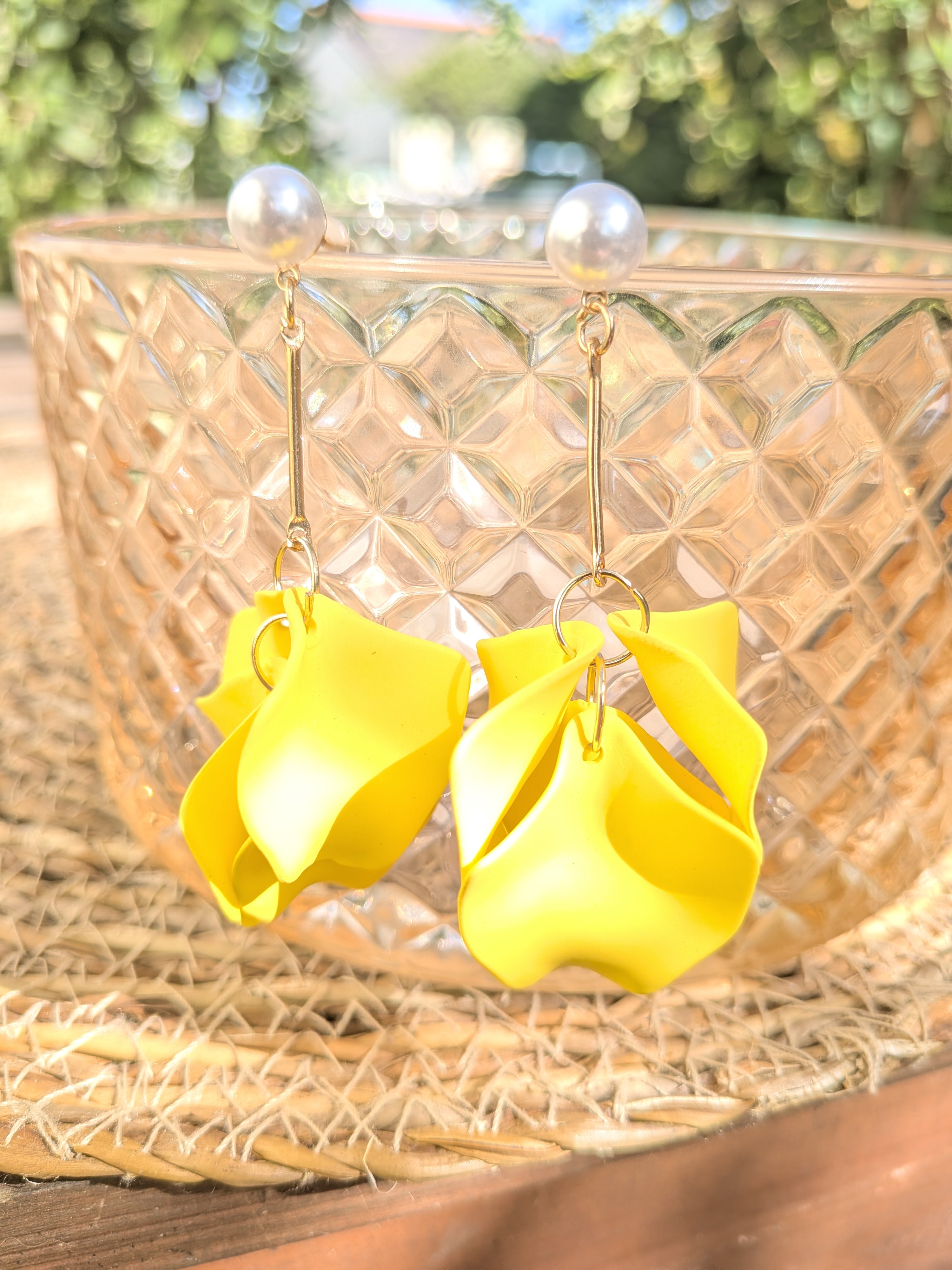 Boucles d'oreilles pétales de roses acrylique – légères et féminines