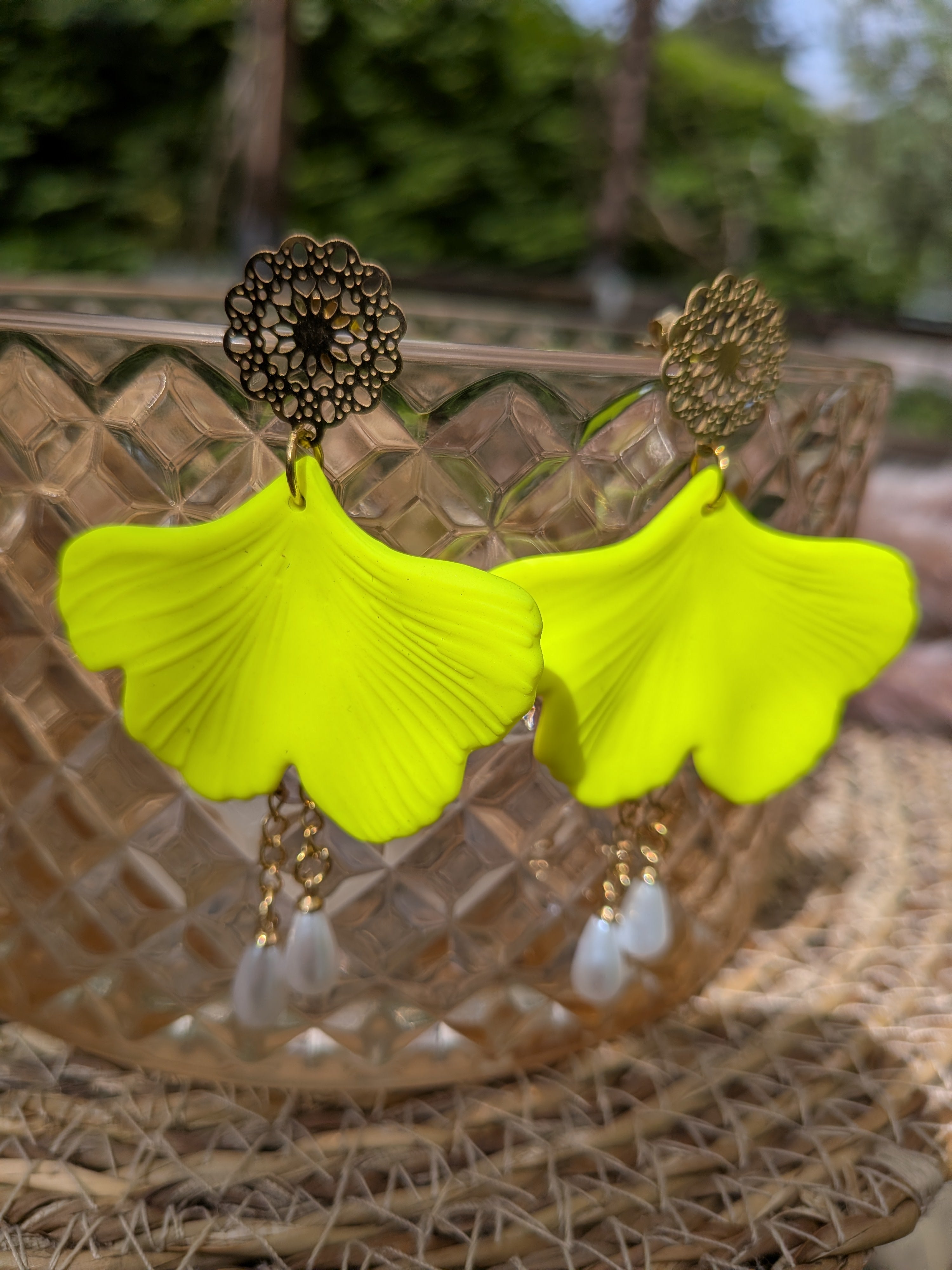 Boucles d'oreilles Ginkgo  & Perles Blanches, version dorée