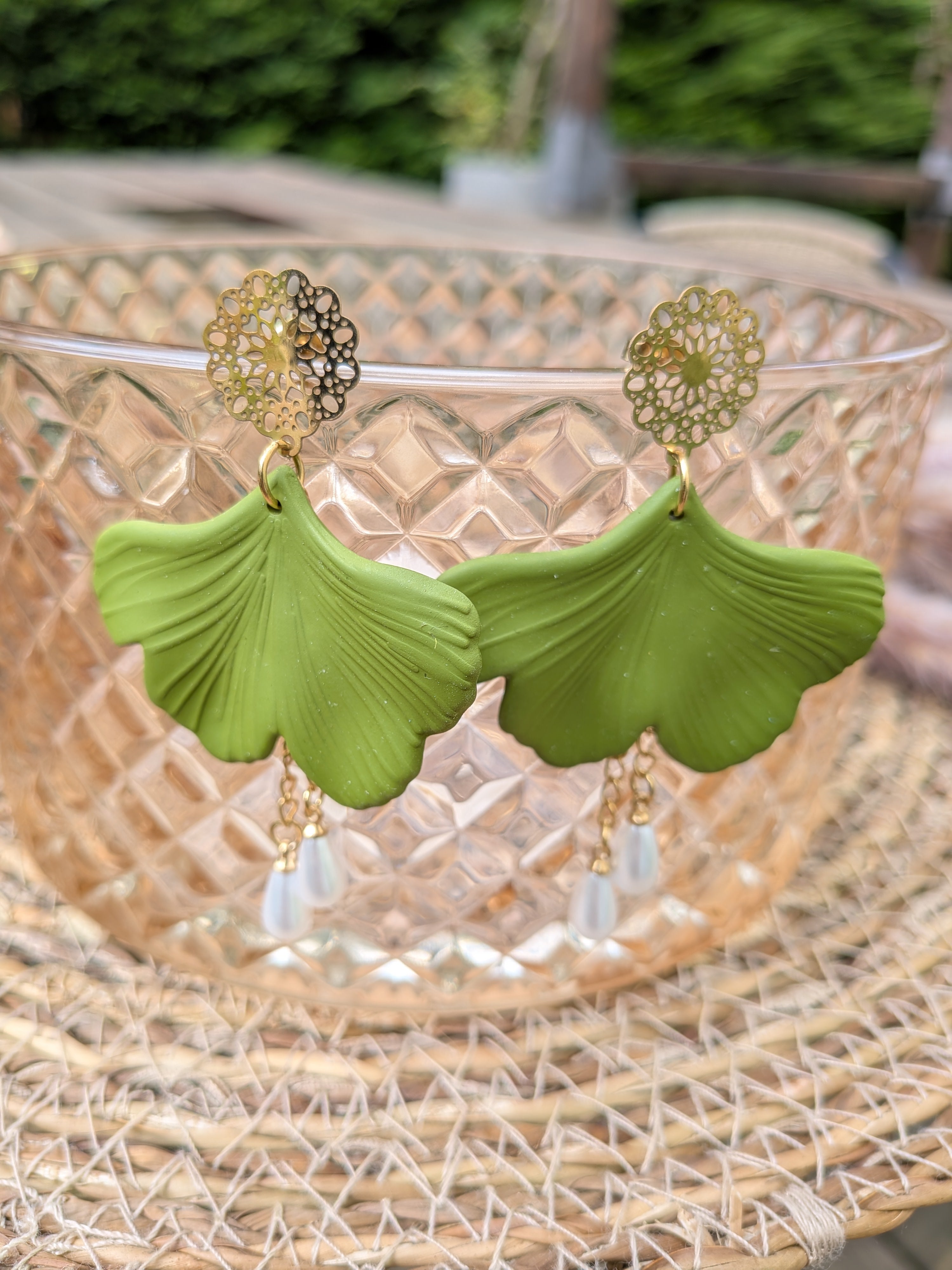 Boucles d'oreilles Ginkgo  & Perles Blanches, version dorée