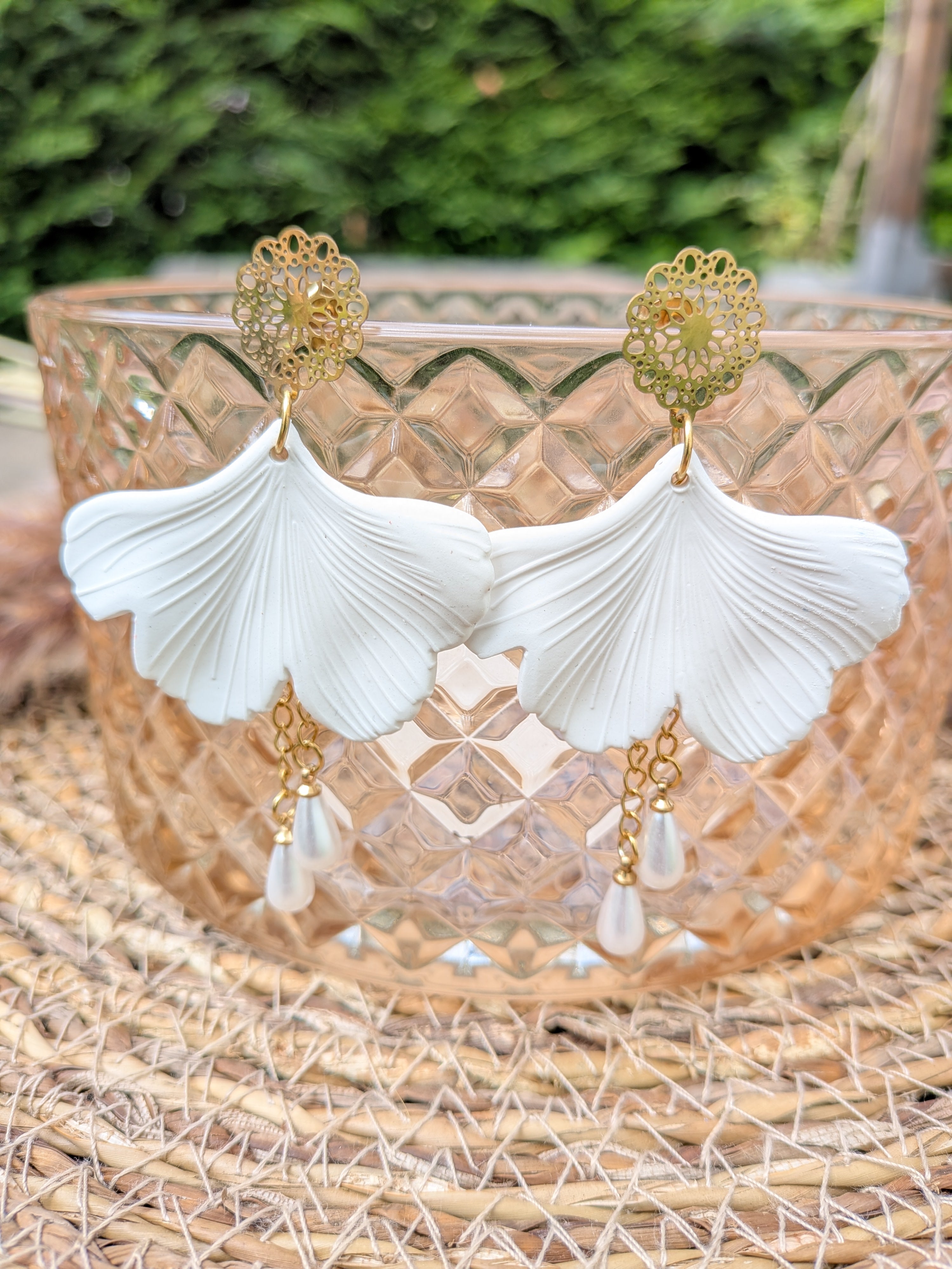 Boucles d'oreilles Ginkgo  & Perles Blanches, version dorée