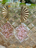 Boucles d'oreilles résine époxy – Paillettes étoiles rose pastel & or, support éventail doré
