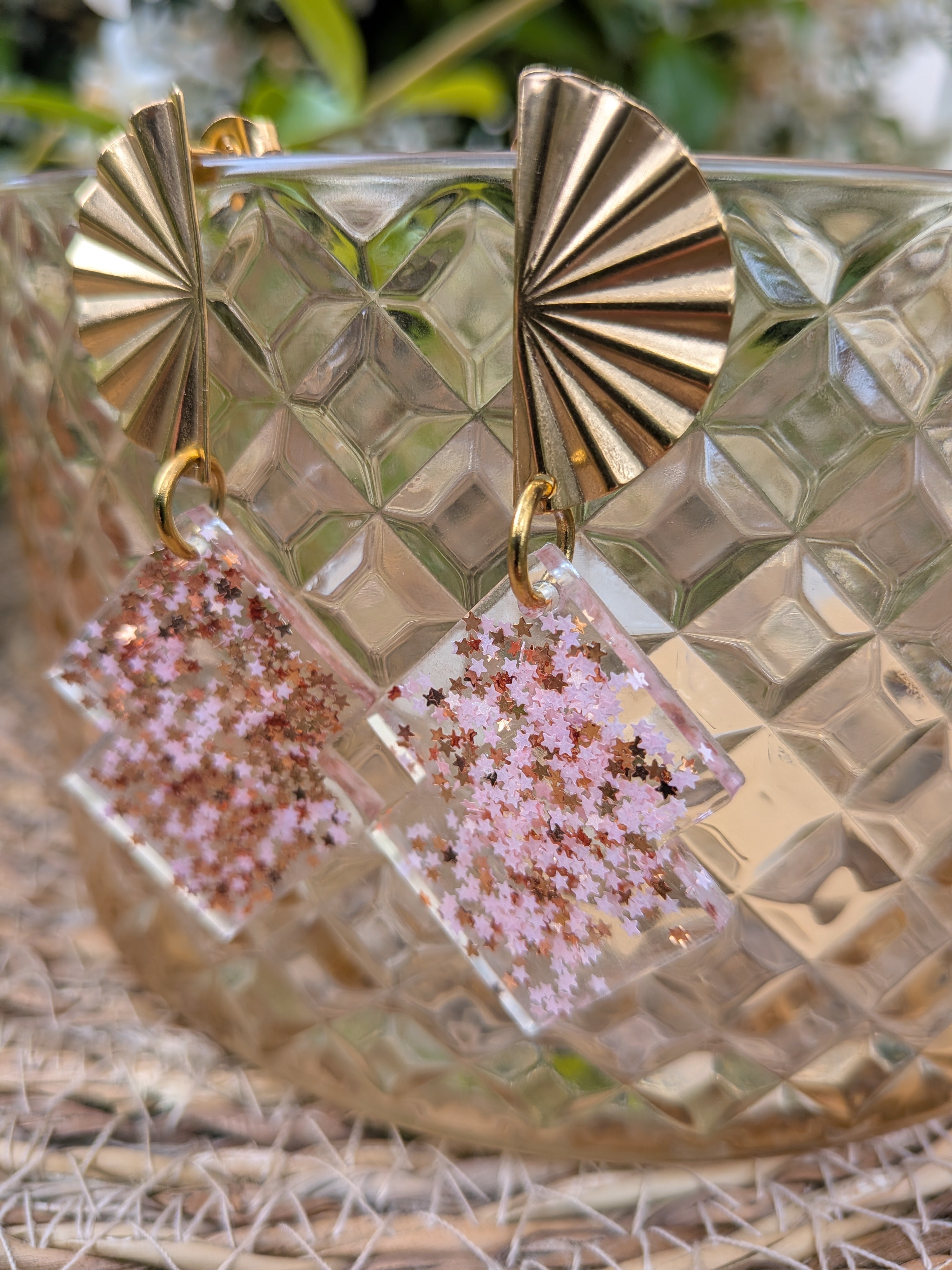 Boucles d'oreilles résine époxy – Paillettes étoiles rose pastel & or, support éventail doré