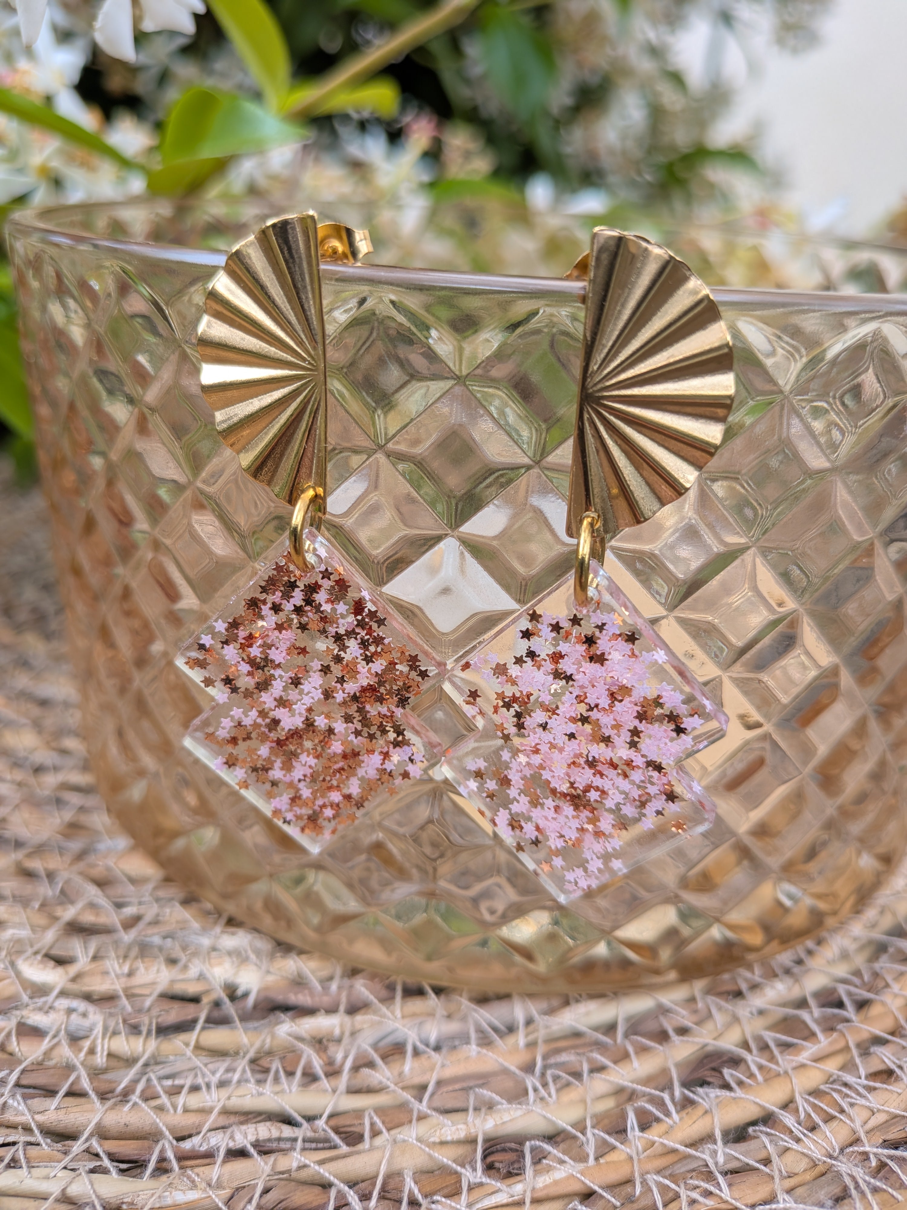 Boucles d'oreilles résine époxy – Paillettes étoiles rose pastel & or, support éventail doré