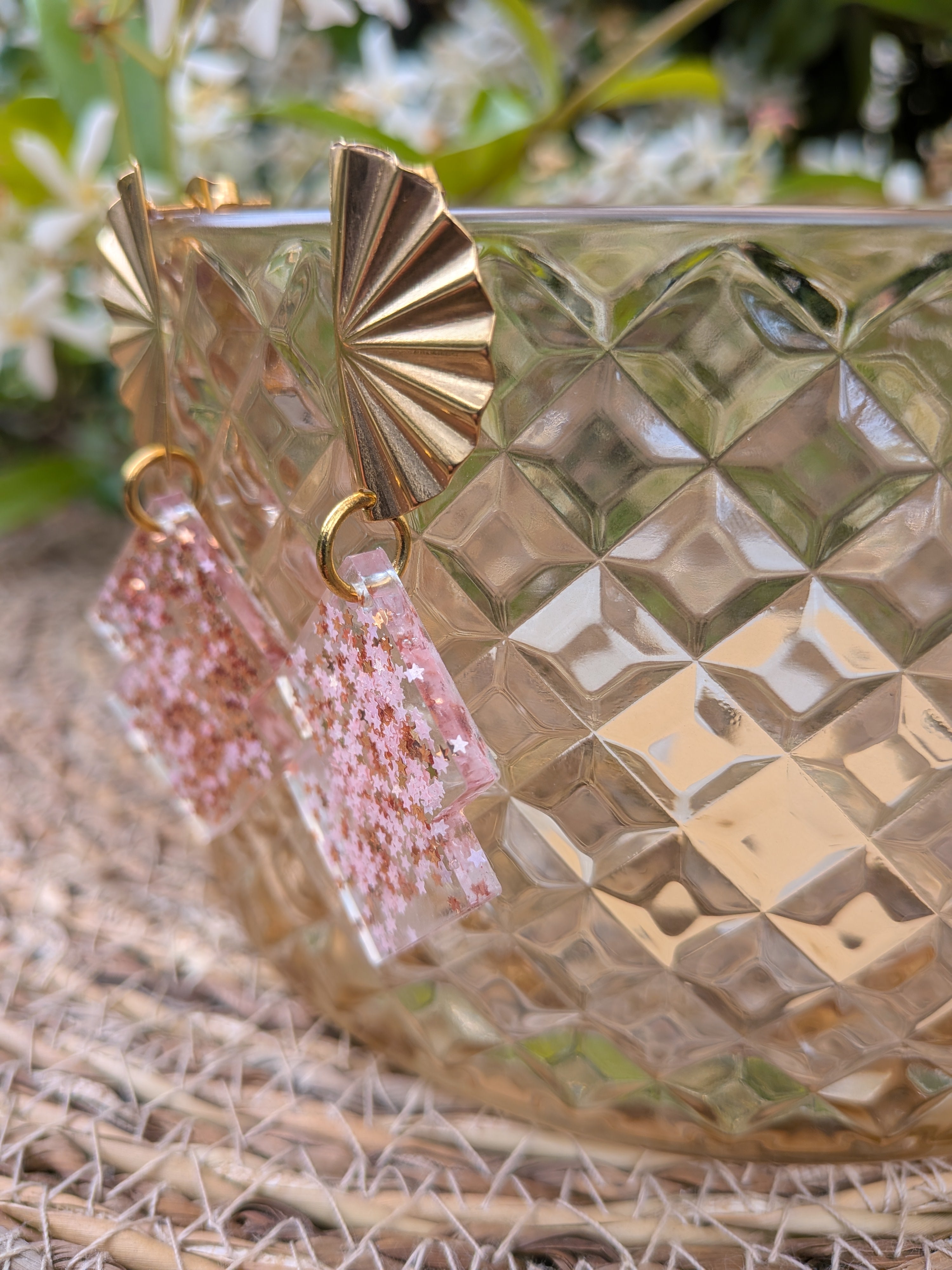 Boucles d'oreilles résine époxy – Paillettes étoiles rose pastel & or, support éventail doré