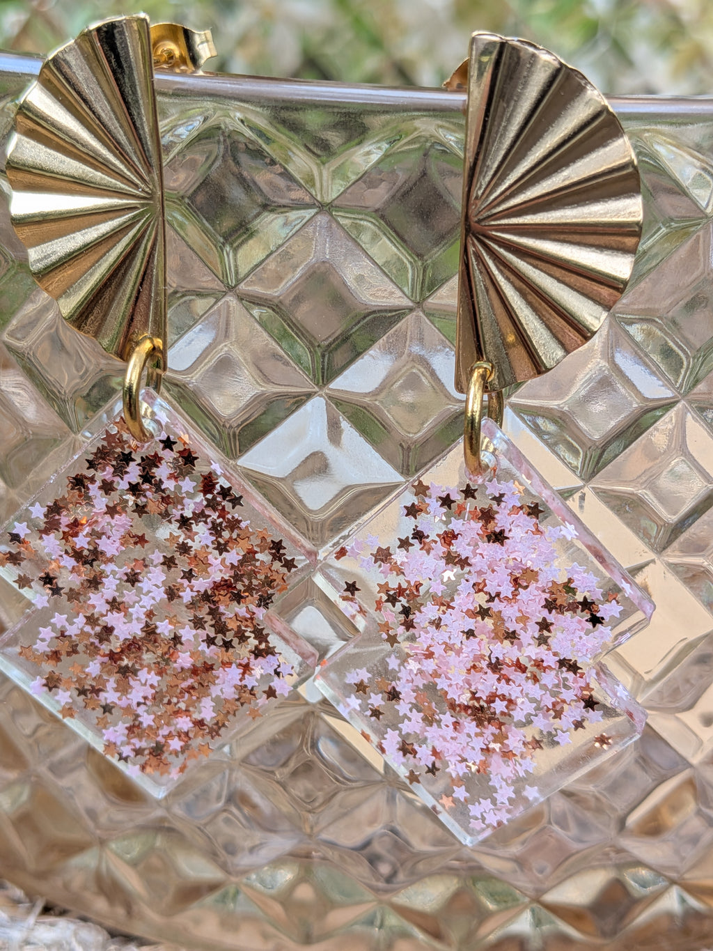 Boucles d'oreilles résine époxy – Paillettes étoiles rose pastel & or, support éventail doré