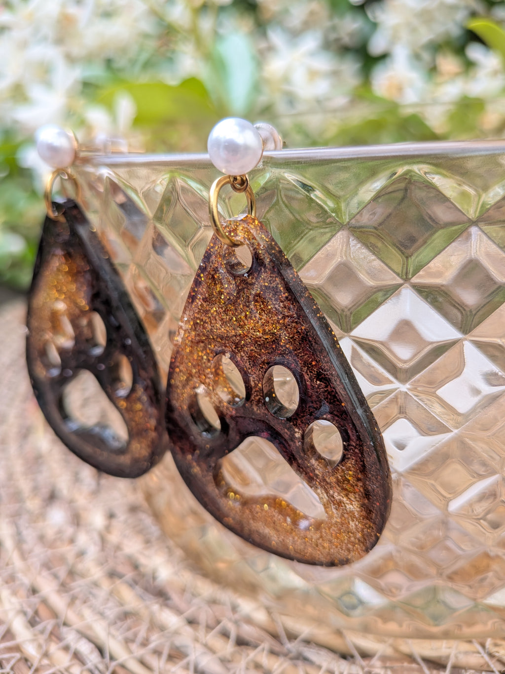 Boucles d'oreilles résine époxy patte de chat – Marron chocolat & paillettes dorées