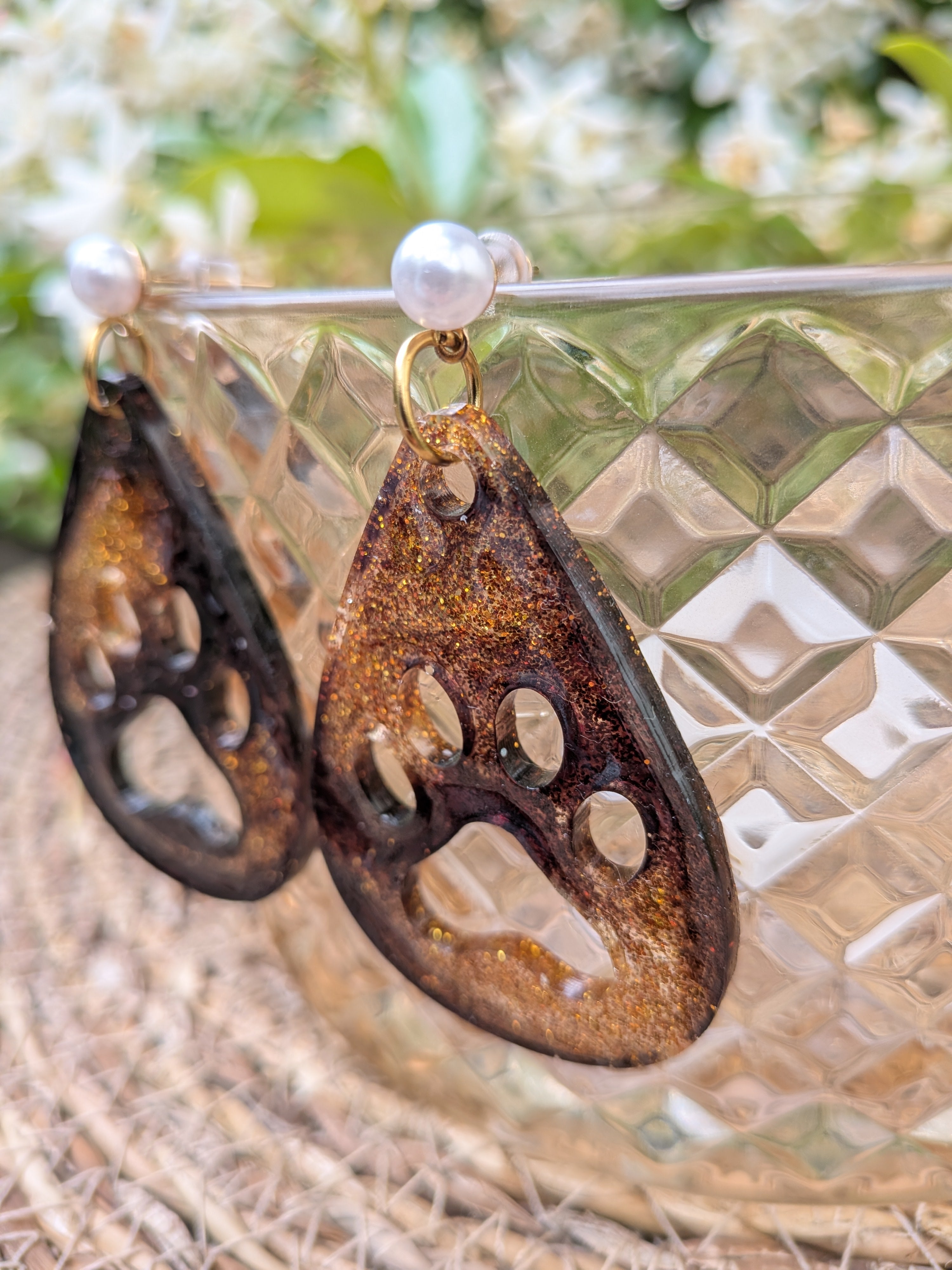 Boucles d'oreilles résine époxy patte de chat – Marron chocolat & paillettes dorées