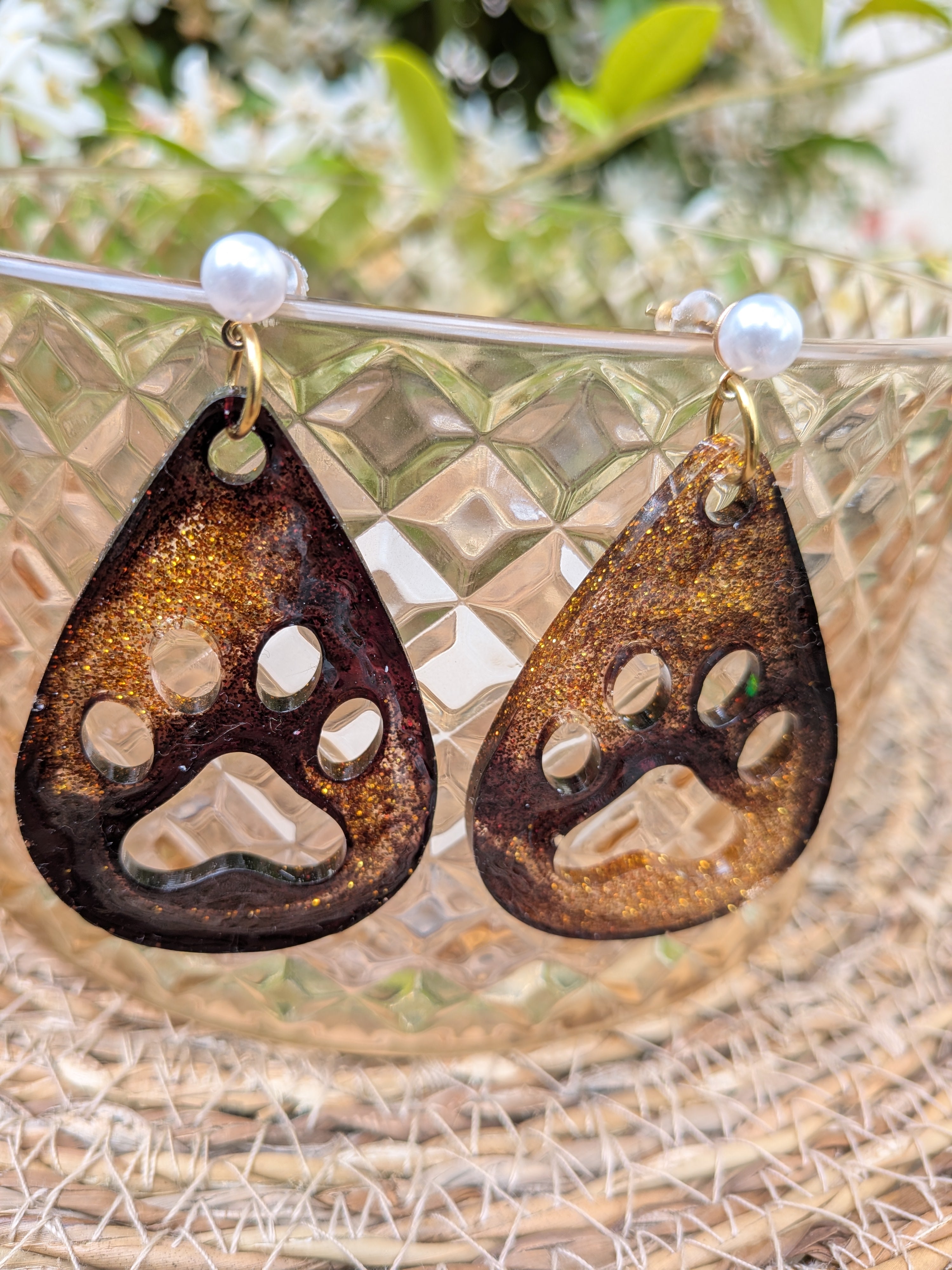Boucles d'oreilles résine époxy patte de chat – Marron chocolat & paillettes dorées