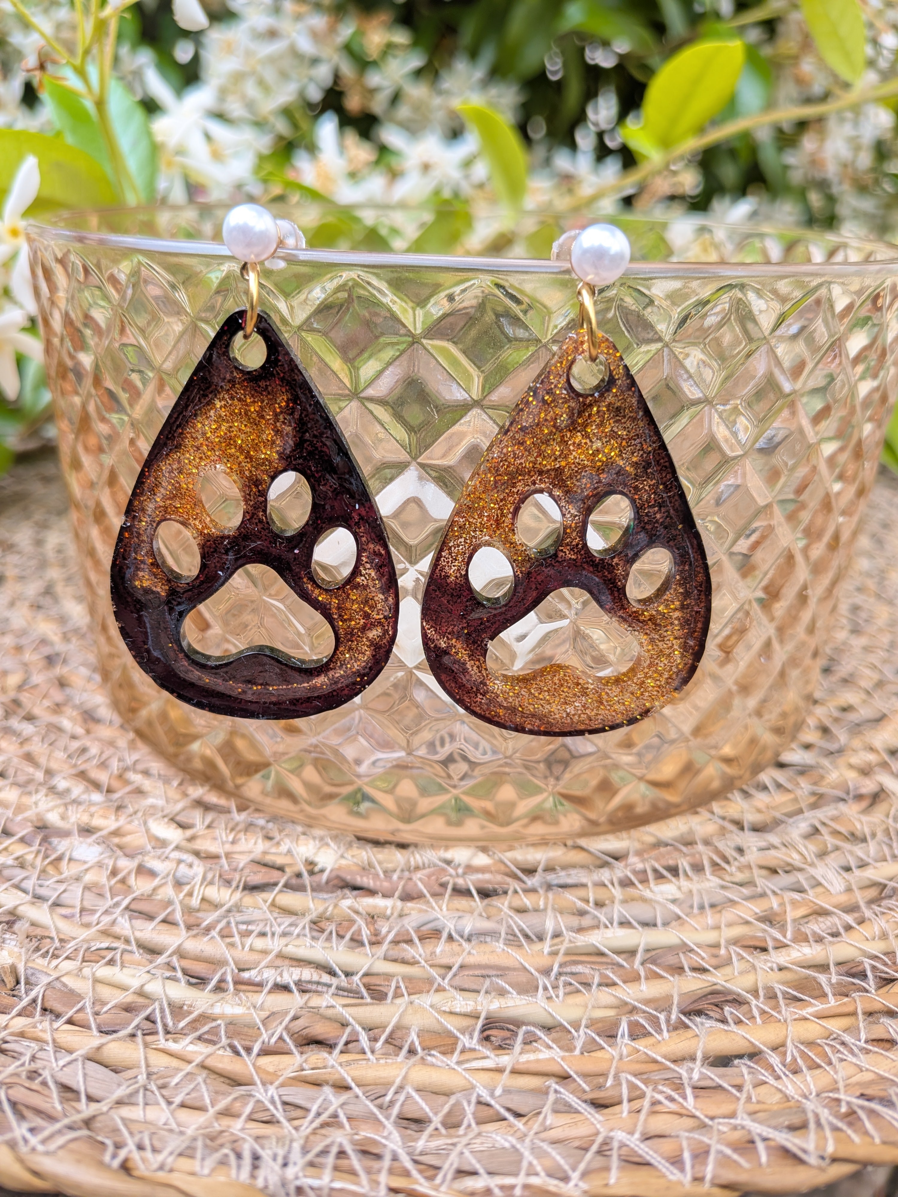 Boucles d'oreilles résine époxy patte de chat – Marron chocolat & paillettes dorées