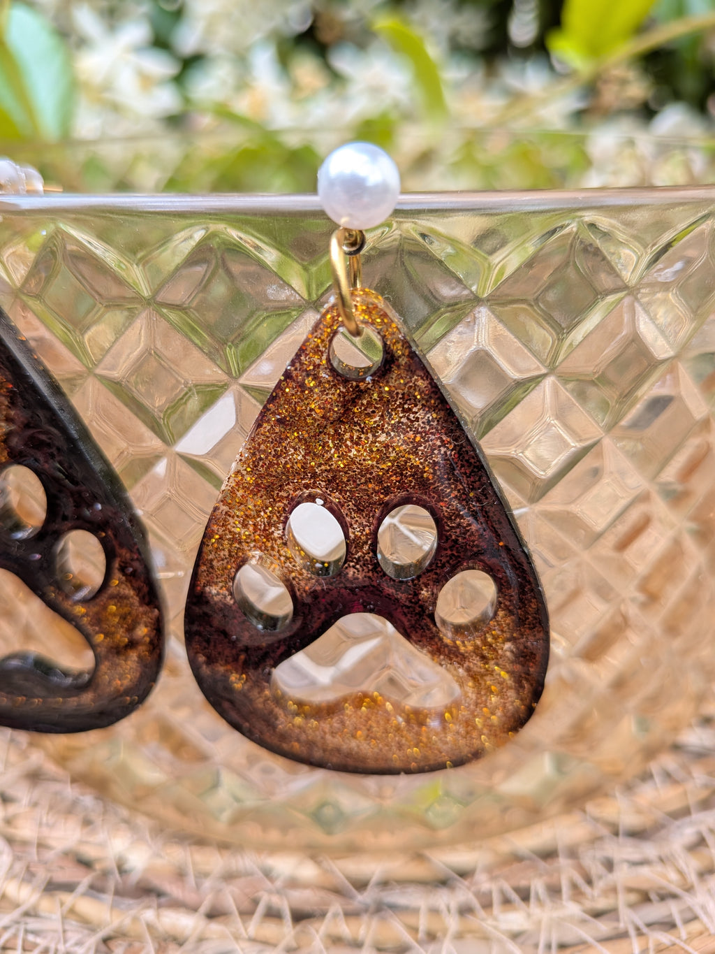 Boucles d'oreilles résine époxy patte de chat – Marron chocolat & paillettes dorées