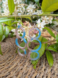 Boucles d'oreilles résine – Bleu clair & beige irisé, esprit plage