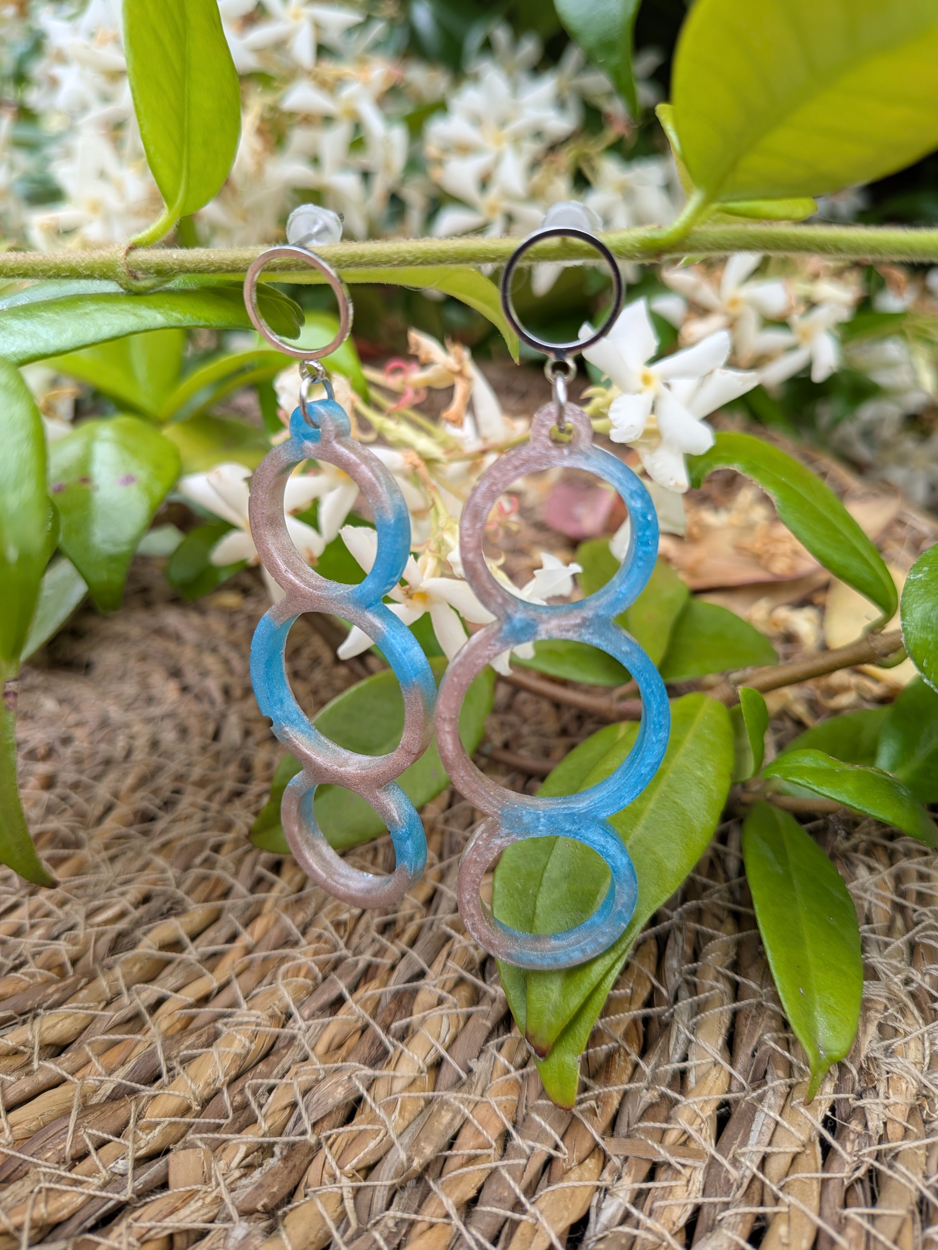 Boucles d'oreilles résine – Bleu clair & beige irisé, esprit plage