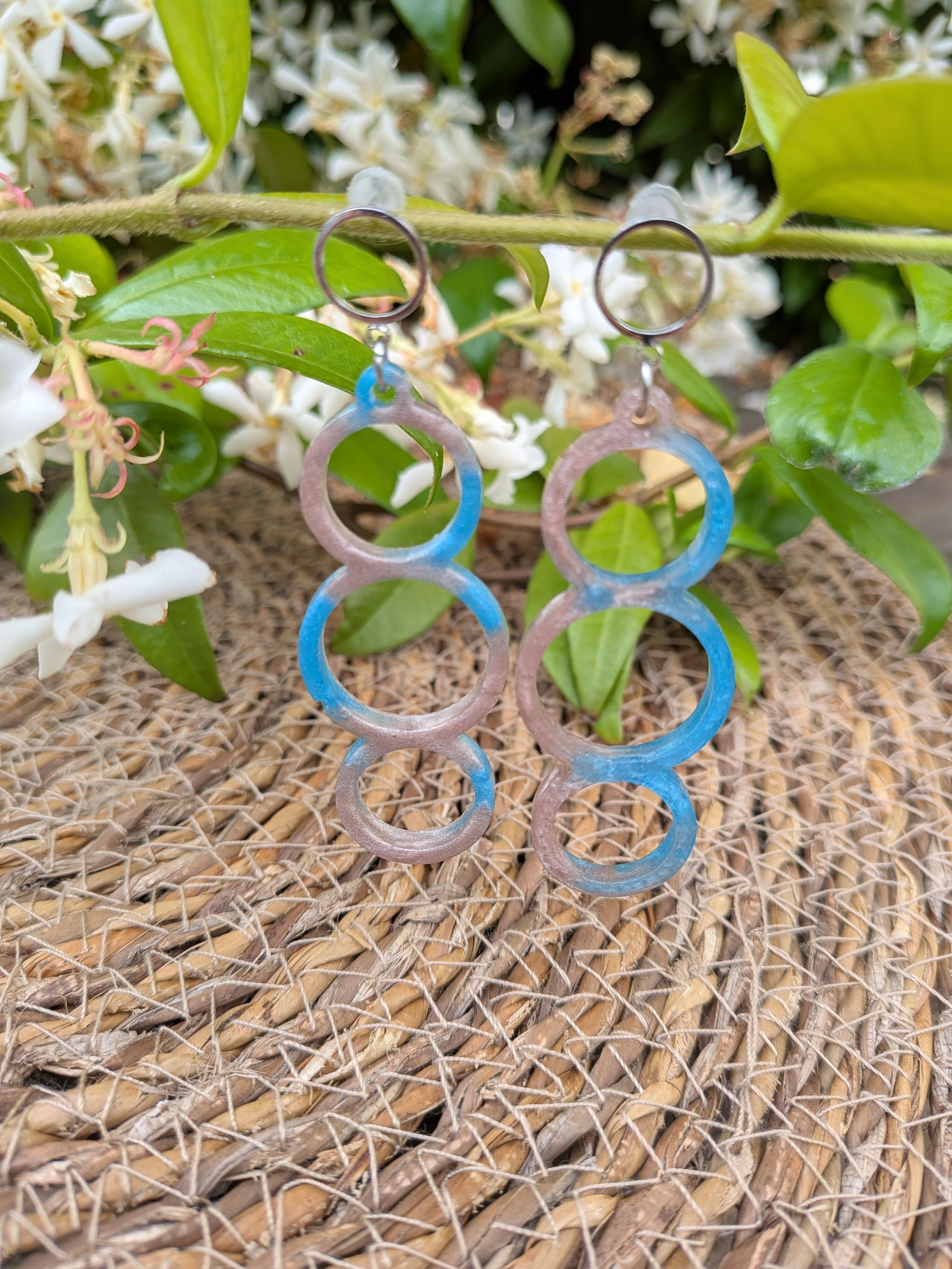 Boucles d'oreilles résine – Bleu clair & beige irisé, esprit plage